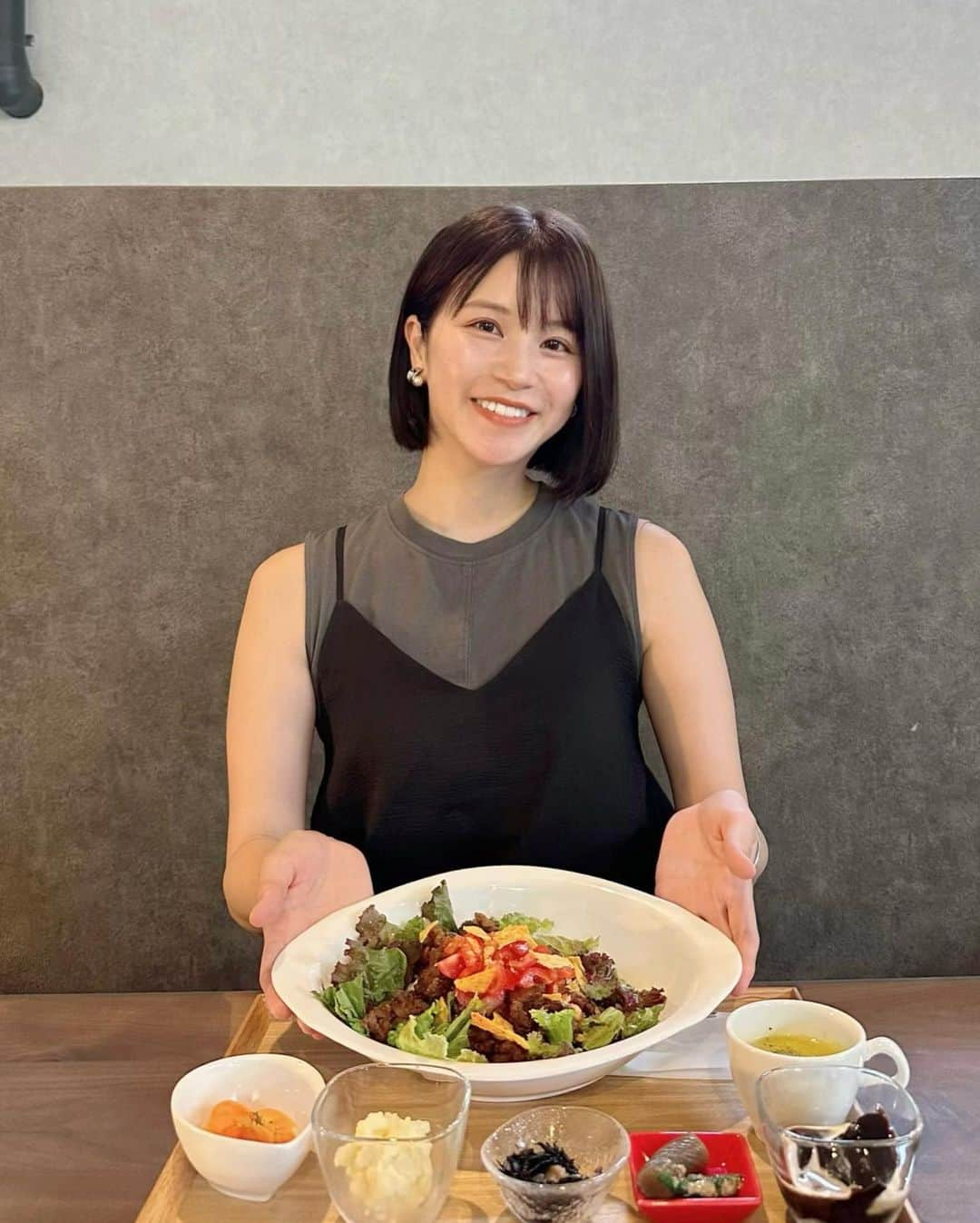 川島菜月のインスタグラム：「. . . 岡山で食べた美味しいものたち🫶 . タコライス・ミートパイ @gofukukoubou.cafe.bar  . ラーメン @ramenhannya  . つくね・牡蠣 鳥好（岡山駅前店） . 炙りユッケ . あまご・そずり鍋・干し肉・揚げなすたちは実家とお友達のお母さん作 もっと色々食べたけど載せきれなかった😂 . . . #岡山グルメ　#岡山県　#岡山カフェ #岡山ラーメン #そずり鍋　#干し肉」