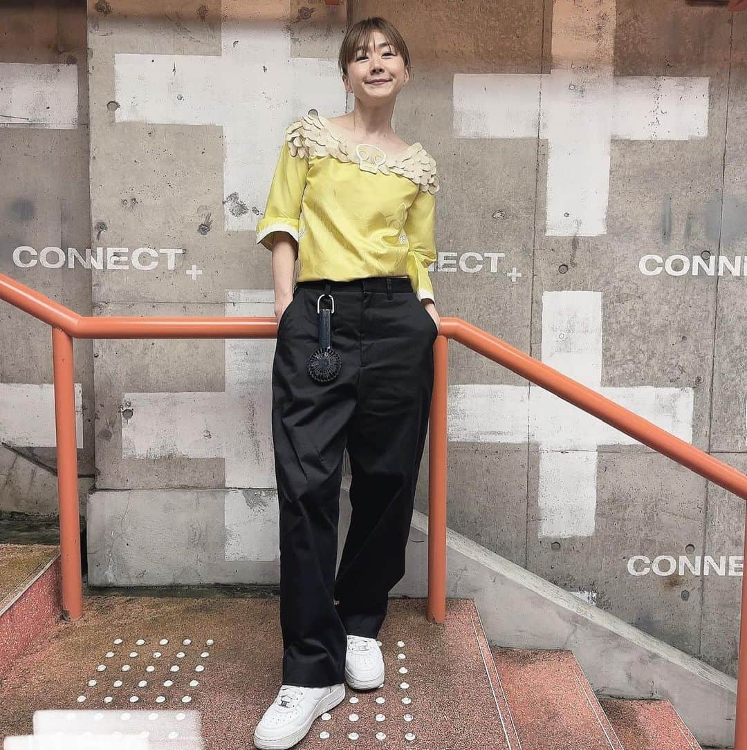 岸本佳子のインスタグラム：「🇯🇵  去年ビックカメラで買った 薄型のハンディファン『HashTAG』が優秀すぎ。  Mini dress @undercover_lab Chinos @softhyphen  Trainers @nike X @supremenewyork  Handy fun @biccamera_official   #ootd #fashion #HashTAG #lifestyle #qol #tokyo」