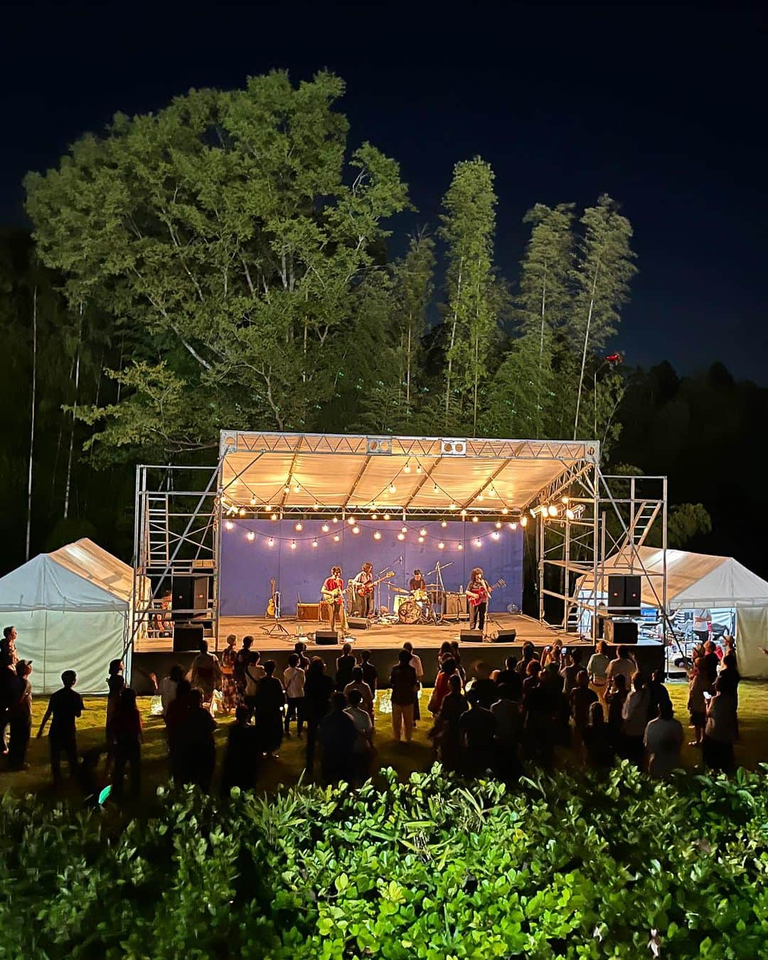 カジヒデキさんのインスタグラム写真 - (カジヒデキInstagram)「昨日は『きのえね夜市』初日のトリを務めさせて頂きました！昨年よりも更にお客さんが盛り上がりがスゴく、おとぎ話の演奏も本当に素晴らしくて、最高に楽しい気持ちでアンコールまで完走させて頂きました！楽しかった！！見て下さった皆さん、おとぎのみんな、スタッフの皆さん、本当にありがとうございました✨❄️グソクムズさんも、おとぎ話も本当にイカした素晴らしいライブでした✨会場全体の雰囲気がスゴく良かったです！きのえね夜市、最高！！！  そして本日は渋谷系の女王・野宮真貴さんが大トリを務めます✨バックはおとぎ話！僕も数曲ゲスト出演します🍀とても楽しみ！当日券も出ますので、予定の空いた方はぜひ遊びにいらして下さい🌈チケットをお持ちの方は、今日も思い切り楽しみましょう✨  きのえね夜市 2023年8月26日（土）・27日（日） 開催時間：16:00～22:00 会場：飯沼本家（千葉県印旛郡酒々井町馬橋106）  8月27日（日）出演アーティスト ◎宮内優里 17:30〜 ◎バンバンバザール 19:00〜 ◎野宮真貴(guest カジヒデキ) 20:30〜  #きのえね夜市 #野宮真貴 #カジヒデキ  #おとぎ話」8月27日 13時34分 - hideki_kaji