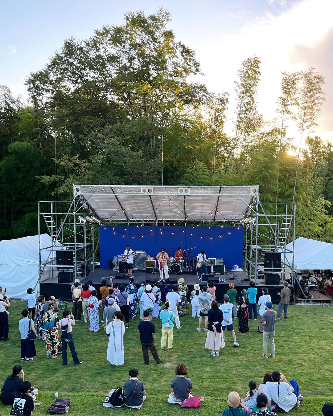 カジヒデキさんのインスタグラム写真 - (カジヒデキInstagram)「昨日は『きのえね夜市』初日のトリを務めさせて頂きました！昨年よりも更にお客さんが盛り上がりがスゴく、おとぎ話の演奏も本当に素晴らしくて、最高に楽しい気持ちでアンコールまで完走させて頂きました！楽しかった！！見て下さった皆さん、おとぎのみんな、スタッフの皆さん、本当にありがとうございました✨❄️グソクムズさんも、おとぎ話も本当にイカした素晴らしいライブでした✨会場全体の雰囲気がスゴく良かったです！きのえね夜市、最高！！！  そして本日は渋谷系の女王・野宮真貴さんが大トリを務めます✨バックはおとぎ話！僕も数曲ゲスト出演します🍀とても楽しみ！当日券も出ますので、予定の空いた方はぜひ遊びにいらして下さい🌈チケットをお持ちの方は、今日も思い切り楽しみましょう✨  きのえね夜市 2023年8月26日（土）・27日（日） 開催時間：16:00～22:00 会場：飯沼本家（千葉県印旛郡酒々井町馬橋106）  8月27日（日）出演アーティスト ◎宮内優里 17:30〜 ◎バンバンバザール 19:00〜 ◎野宮真貴(guest カジヒデキ) 20:30〜  #きのえね夜市 #野宮真貴 #カジヒデキ  #おとぎ話」8月27日 13時34分 - hideki_kaji