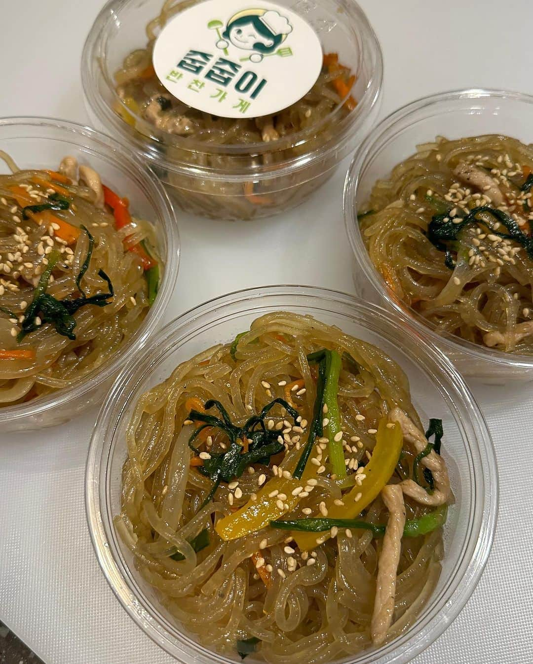 ジュニさんのインスタグラム写真 - (ジュニInstagram)「💚NEW MENU💚 고기비빔밥 (계란후라이,고추장) 잡채 (고기,파프리카,당근,양파,부추)  한끼를 더 든든히 드실 수 있게 새로운 메뉴 추가 했어요🙌🏻  #줍줍이반찬가게 #반찬가게 #반찬맛집 #구의맛집 #광진구맛집 #맛집 #한식 #도시락 #포장 #한끼 #한끼식사」8月27日 13時27分 - zuny_l___l