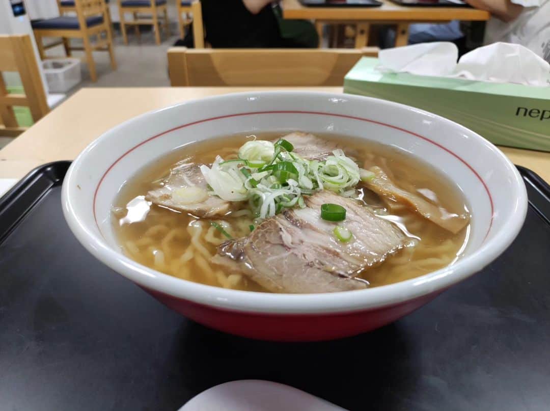 つけMen野郎のインスタグラム：「支那そば 坂新 東武百貨店船橋店 栃木福島物産展にて坂新、佐野やつやがラーメンを提供。過去にも船橋東武で食べた坂新の美味しかった記憶にそそられて来ちゃいました。後のことを考えなければ肉そば(チャーシューめん)をいきたいところだが、支那そばで我慢。スープは豚清湯のうまみと程よい塩けでうまいなぁ。麺はやや茹で上がりぎみだったけどうまかった。」
