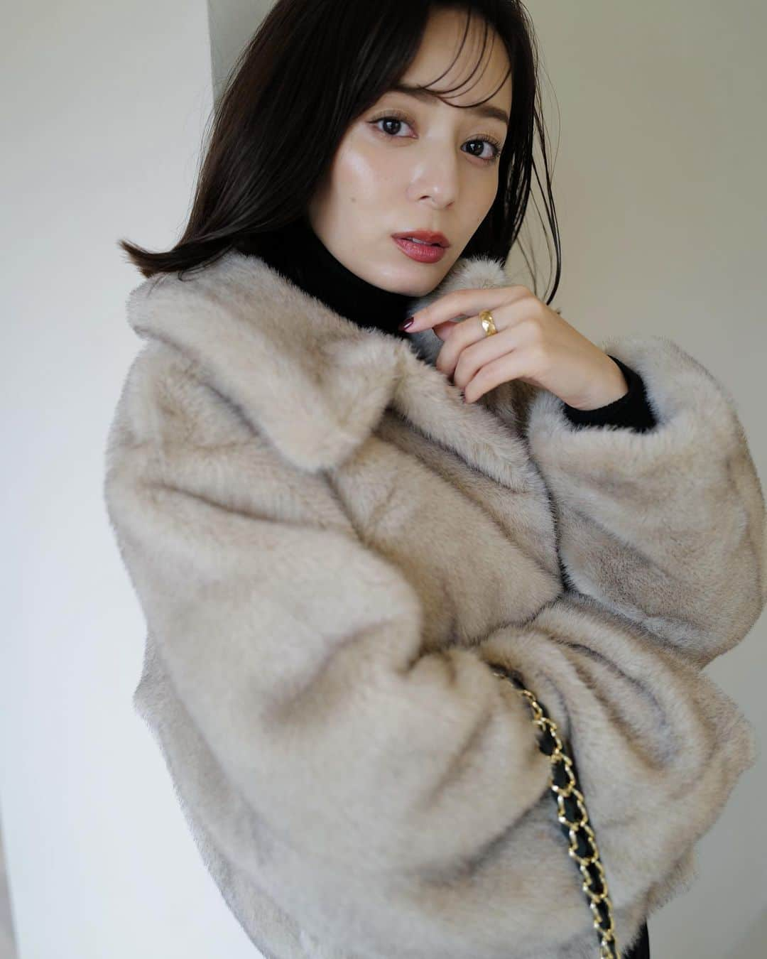 中村麻美のインスタグラム：「@anuans.official  2023 a/w outer collection 先行予約会 本日最終日となりました✨ 今回もたくさんのオーダー、本当にありがとうございます。 お届けまで楽しみにお待ちいただけますと幸いです♡ ⁡ 引き続きイチオシアウターを.. ⁡ soutien collar short fur coat ⁡ ánuansオリジナルのフェイクファー素材でお作りしたショートコート。 ファーの毛先を別色で染めることによって、奥行きと立体感のある見え方に✨ ⁡ 前にフェイクファーをオリジナルで作ろうとしたときは、なかなか上手い具合に染められずつくることができなかったので... 今回理想の色合いと風合いのファーがやっと出来上がったの🥹!! ⁡ 毛足の長さも長すぎず短すぎず、程よいボリューム感でお作りしています。 ⁡ 写真のbeigeと、brownの2色展開。 色によって雰囲気もかなり違っていて、 どちらも魅力たっぷりなカラーな仕上がっています♡ ⁡ #anuans #anuans_2023aw #outercollection #preorder」