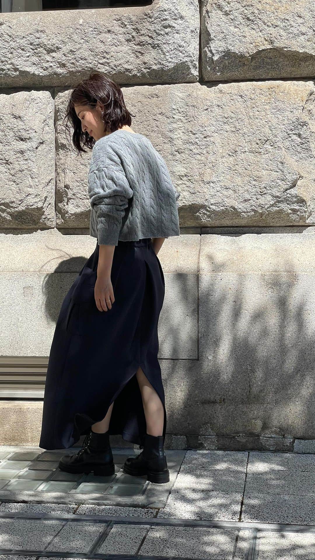 Hiromi Ｍaedaのインスタグラム：「いよいよ来週、8/29(火)21:00〜8/31(木)23:59まで EASY COCOON SKIRT(イージーコクーンスカート)のオンライン予約販売を行います。  「日常で手にとりあなたと生活を共にするスカート」をテーマに、生地選びやカラー選び、機能面にも拘ってお作りしたスカート  ストレスフリーな穿き心地と、ワクワクするような高揚感を感じていただけたら嬉しいです🙏  ぜひチェックよろしくお願い致します☺️  @frey__jp  こちらは予約販売になり、お届けは10月上旬〜中旬頃となります。 沢山ご用意できる準備はしておりますが、確保している生地には限りがございます為、 予約期間内であってもsold outになる可能性がございます。 予めご了承くださいませ。  オーダー後のお客様都合によるキャンセルはお受け致し兼ねますので、ご検討くださいませ。  #2ndcollection#イージーコクーンスカート#コクーンスカート#frey_jp#秋冬コーデ#コーディネート#ママコーデ#シンプルコーデ#大人カジュアル#モードカジュアル」