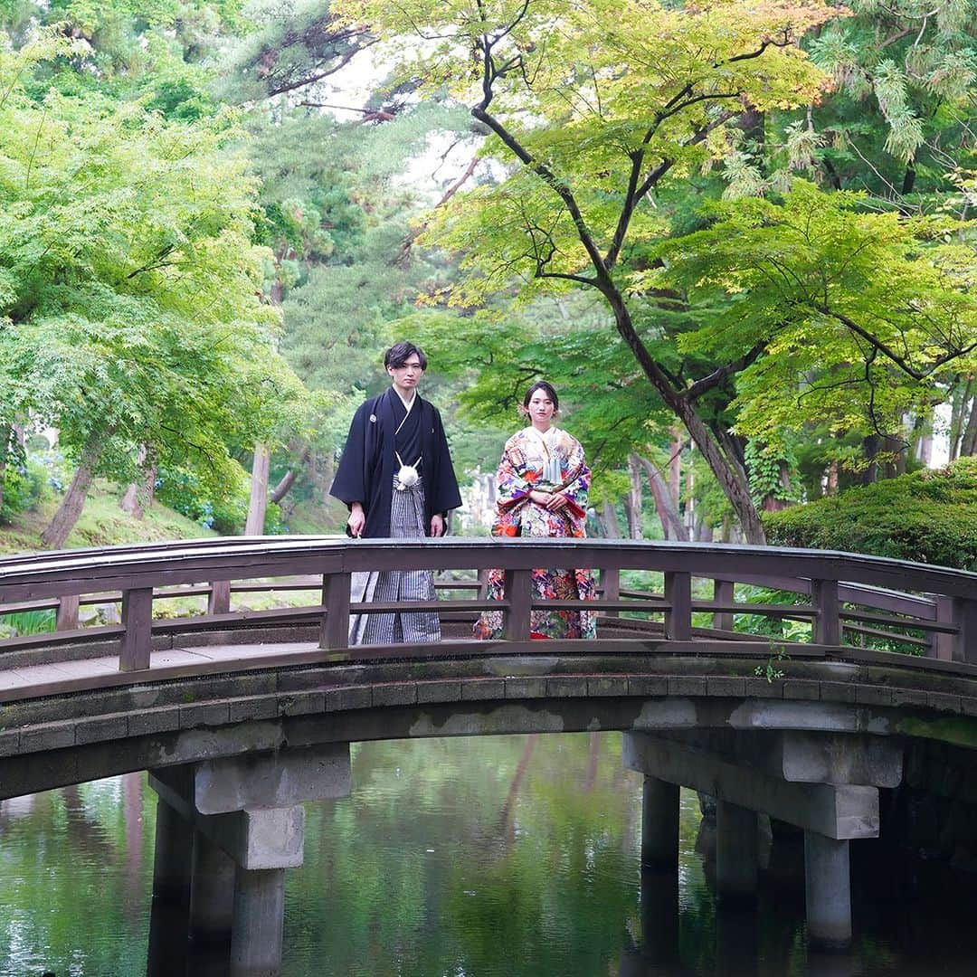 衣装館・フォトスタジオ ブランシェリーさんのインスタグラム写真 - (衣装館・フォトスタジオ ブランシェリーInstagram)「和装も洋装も爽やかなグリーンで撮影できる期間も残りわずか！  とびきりのフォトウェディング残しましょう！  青森岩手秋田でのフォトウェディングは北東北最大規模のフォトウエディング専門店「ブランシェリー」へ！  創業100余年、伝統的な和装着物の着付けと形付け、スタイリングコーデ ライティングからポージングまで花嫁さん花婿さん１人１人に合わせた撮影ができる圧倒的な技術力のあるカメラマン総勢20名以上、 最新ヘアセット、メイクにこだわるスタイリスト15人以上、 ブランシェリーは北東北最大規模のフォトスタジオ「岩田写真」のフォトウエディング専門店です  最新ドレスを試着してイメージできる先行試着相談会開催中！  詳しくはこちらへ！  #blancherie #ブランシェリー #ウエディング #ウエディングドレス #ウエディングフォト #フォトウェディング #フォトウエディング弘前 #フォトウエディング盛岡 #フォトウエディング秋田 #プレ花嫁 #プレ花嫁さんと繋がりたい #フォトウエディング岩手 #フォトウエディング秋田 #フォトウエディング青森 #結婚 #結婚式前撮り #結婚写真 #卒花嫁 #令和5年婚 #和装婚 #岩手 #盛岡市 #秋田 #秋田市 #弘前 ＃弘前市 #令和5年婚 #和装婚」8月27日 13時30分 - blancherie_iwata