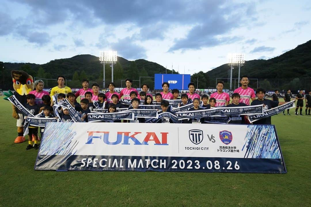 内田錬平のインスタグラム：「2023/8/26 KSL後期第5節 vs 流通経大ドラゴンズ  2-0 WIN  ホーム戦初ゴール！ 沢山の応援に試合後の花火も最高でした！ 残り試合も勝ちましょう💪🔥  #栃木シティ #CFS #ちびっ子応援団 #花火 #KSL #ARROWME」