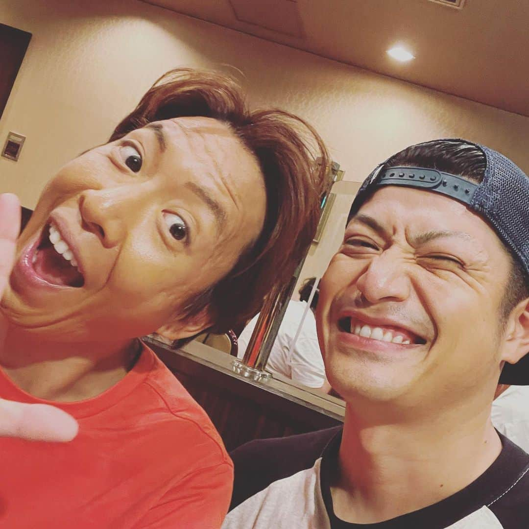 すずけんさんのインスタグラム写真 - (すずけんInstagram)「昨夜の記憶の無い写真がスマホから出てきたー🤣🤣🤣  2人ともブスだけど楽しそう😊😊😊😊  お祭り騒ぎで飲みすぎたー😂😂  プラチナライブありがとうございました😍😍😍  本日は茨城に向かいまーす🚉🚉  #六本木スター #元木敦士 #スズケン」8月27日 13時42分 - suzuken119official