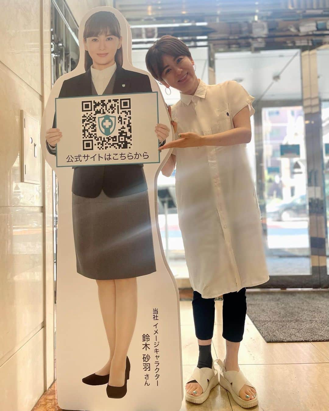 のインスタグラム：「先日、日頃たいへんお世話になっている 福祉葬祭さま @fukushi_sousai_service  の東京本社に ご挨拶に伺わせていただきました。  入ってすぐ、エントランスに 見た顔がおりました😇 お出迎えでしょうか。 なのでツーショット撮ってみました。  自分の等身大パネルって なんかチョット恥ずかしいもんですね🫣  #福祉葬祭 #QRコード　からどうぞ💁‍♀️ #駅ホームの看板 はまだ見たことがないです😙 #制服が好き #髪が長いのすでに新鮮  突っ込まれる前に言っとくと 右足6月に捻挫しました🤕 まだもう少しサポーター生活デス🙄」