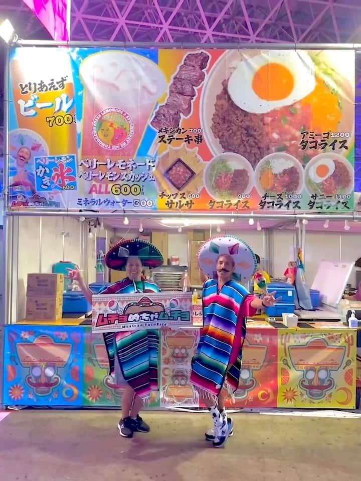 ツネ のインスタグラム：「【ムチョめちゃムーチョ】 これから全国へも出店します(^^) 皆さんの近くのフェスやお祭りで出店してましたら是非お立ち寄り下さい！ これもアメリカへの準備の1つなので、 しっかり気合い入れてやって行きたいと思います！ ホットヒーヒー！！  #メキシカンタコライス #アミーゴ #ハッピーフード」