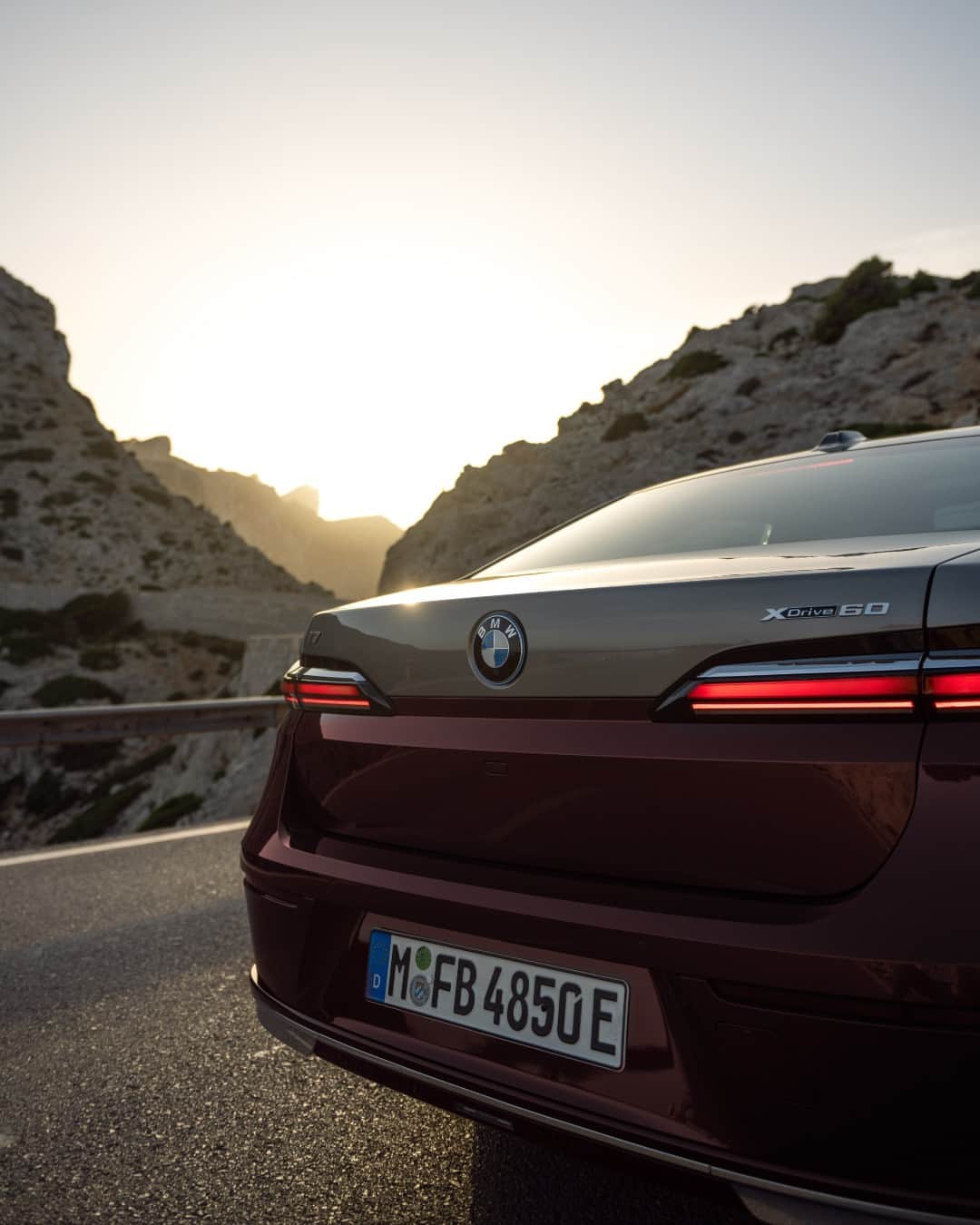 BMWのインスタグラム：「Rise and shine.   The BMW i7. #THEi7 #ThisIsForwardism #BMW #BornElectric #BMWElectric __ BMW i7 xDrive60: Combined power consumption: 19.6–18.4 kWh/100 km. Combined CO2 emissions: 0 g/km. Electric range: 590–625 kilometers. All data according to WLTP. Further info: www.bmw.com/disclaimer」