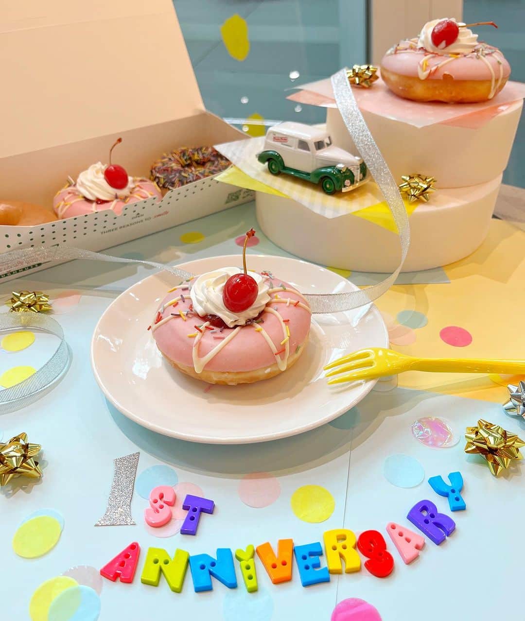 のインスタグラム：「🎂✨ 1st ANNIVERSARY🍩  昨年の今日(8/27)、東京国際フォーラムに日本のフラグシップショップがオープンしました。 まだまだ1歳になったばかりのお店ですが、これからも新しくておいしいドーナツ体験を発信してまいりますので、お近くにお越しの際はぜひお立ち寄りください😊   #クリスピークリームドーナツ #ANNIVERSARY #birthday #東京国際フォーラム店 #ドーナツ」