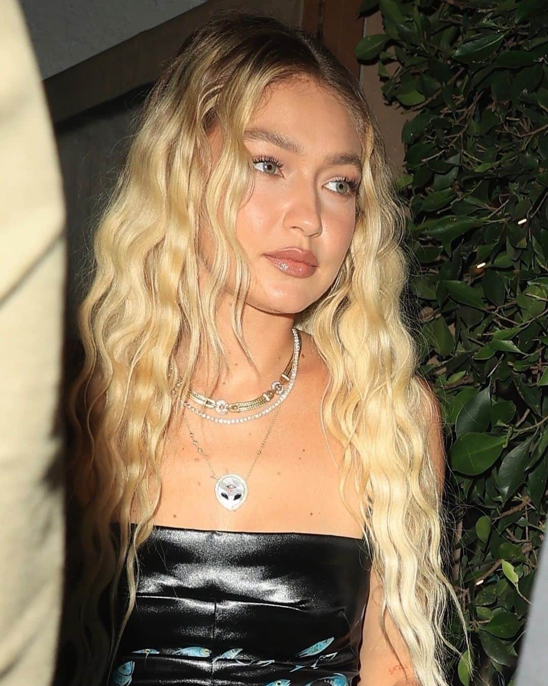 Just Jaredさんのインスタグラム写真 - (Just JaredInstagram)「Gigi Hadid was seen meeting up with Kendall Jenner and Hailey Bieber for dinner in Santa Monica! Check out even more pics from their night out at JustJared.com. #GigiHadid #KendallJenner #HaileyBieber Photos: Backgrid」8月27日 13時59分 - justjared