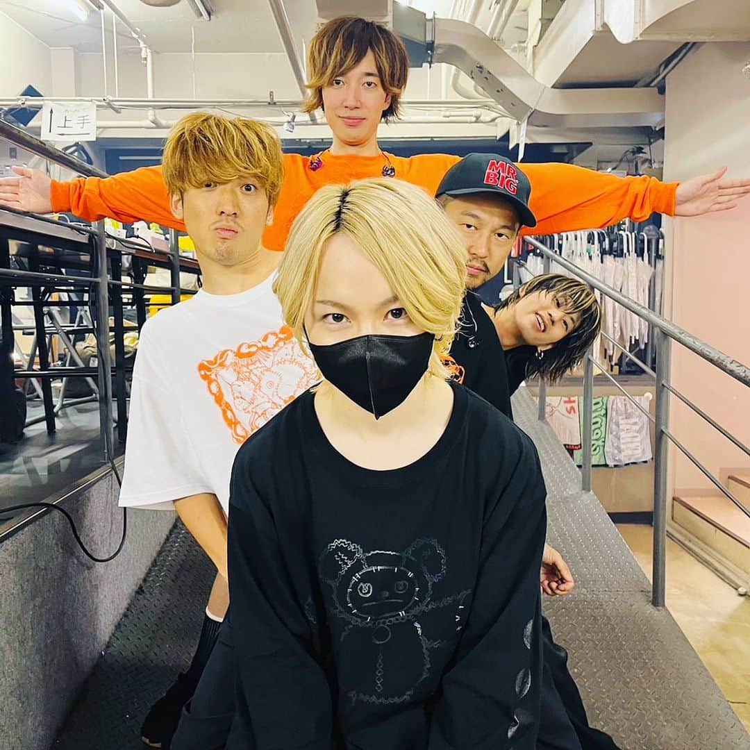 Kuboty のインスタグラム：「syudou Live Tour 2023「露骨」大阪公演&愛知公演ありがとうございました！  syudouバンドのメンバーはギターがクボ、ベース涼平、ドラムほりえ、キーボードもっちー、さらにマニピが田本でテックは細山、もはや実家のような安心感&ライブを重ねて仕上がりに仕上がって参りました🔥  次はファイナル8/31 東京公演よろしくお願いします🙌  #syudou露骨ツアー #syudou #kuboty」