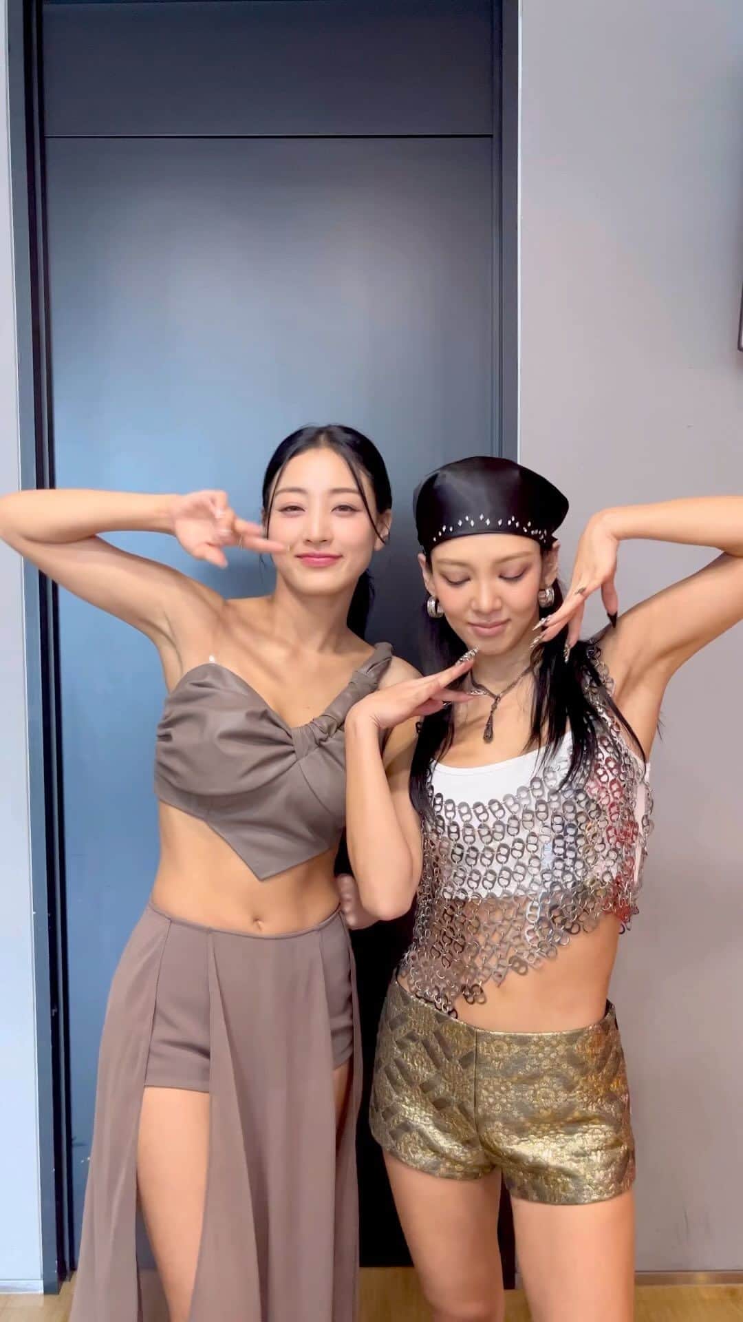 TWICEのインスタグラム：「#KillinMeGood Challenge with #효연 선배님  #TWICE #트와이스 #JIHYO #지효 #ZONE」