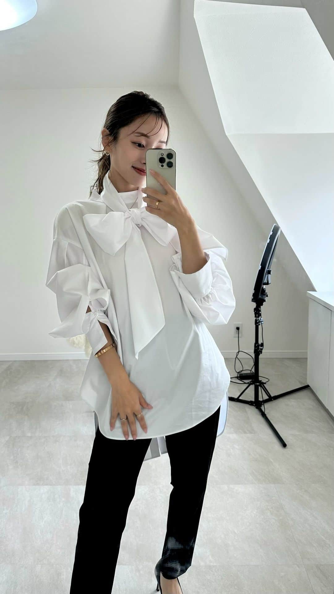 のインスタグラム：「…  @anayi_official のおすすめ秋服を セレクトさせていただきました🤍  …  #anayi #アナイ #ジレ #ファージレ #ジレコーデ #ボウタイブラウス #ブラウス #ハイネック #ハイネックニット」