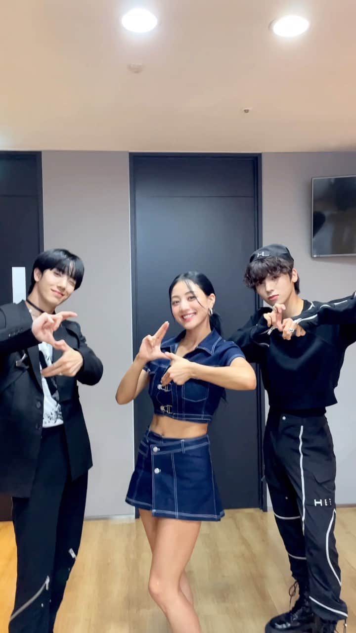 TWICEのインスタグラム：「#KillinMeGood Challenge with #nSSign #도하 #카즈타  #TWICE #트와이스 #JIHYO #지효 #ZONE」