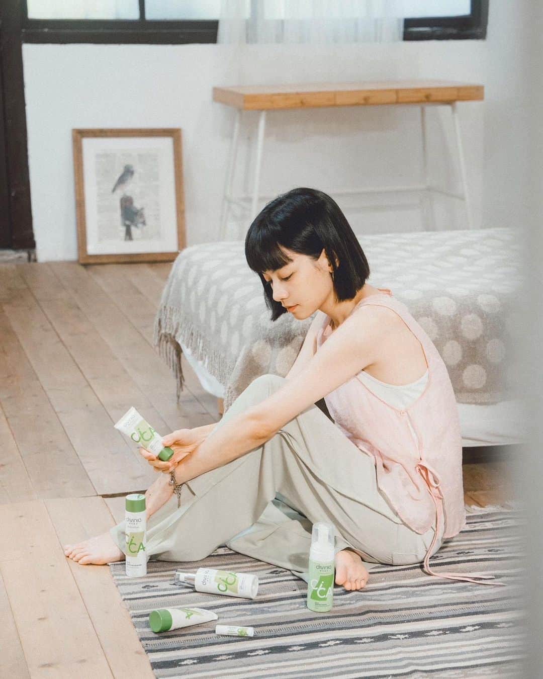 のインスタグラム：「蒂芬妮亞 #積雪草舒衡肌系列 🫧✨🌿  全新的舒衡肌系列，味道清爽乾淨，就像它擦在肌膚上的感覺，保濕乳和精華露都是夏季溫柔必備，低敏修護霜 #秀秀霜 出乎意料的水潤質地，擦起來皮膚沒有負擔，最適合過敏人（like me🥹）  潔顏慕斯泡泡比之前的更扎實，添加了積雪草的溫和潔淨，洗完臉乾淨又不緊繃，直接榮登喜歡前三名！  潤唇膏一擦就融化的滋潤，隨時在包包裡放一條，修護豔陽和冷氣房造成的乾裂，也是這系列的驚喜推推😚😚  #屈臣氏獨家販售 #divinia #蒂芬妮亞 #國民品牌 #台灣製造 #年輕肌膚的守護者 #舒衡肌積雪草系列 @watsonstaiwan」