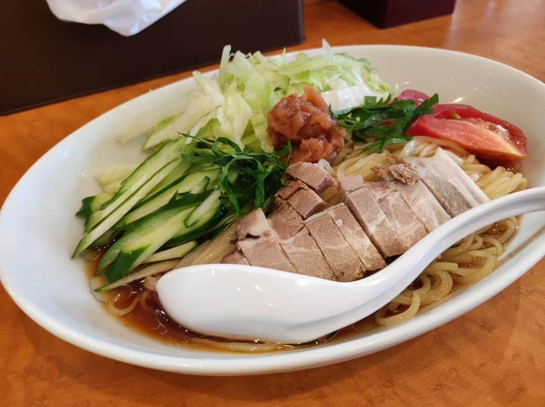 つけMen野郎のインスタグラム：「梅酢の冷やし中華 麺処ゆきち ご無沙汰しております。お久しぶりのゆきちさんで梅酢の冷やし中華。こちらの冷やし中華すごく好きなんだよなぁ。梅酢のタレが梅の風味と柔らかい酸味ですごいおいしい。しっかりと水締めされた麺が冷たさと食感の良さで啜りが止まらない。中央の梅肉はちゃんとすっぱくて良きアクセントとなっている。久しぶりにお店行ったから醤油Aも食べたくなったけど我慢した。またこよう。」