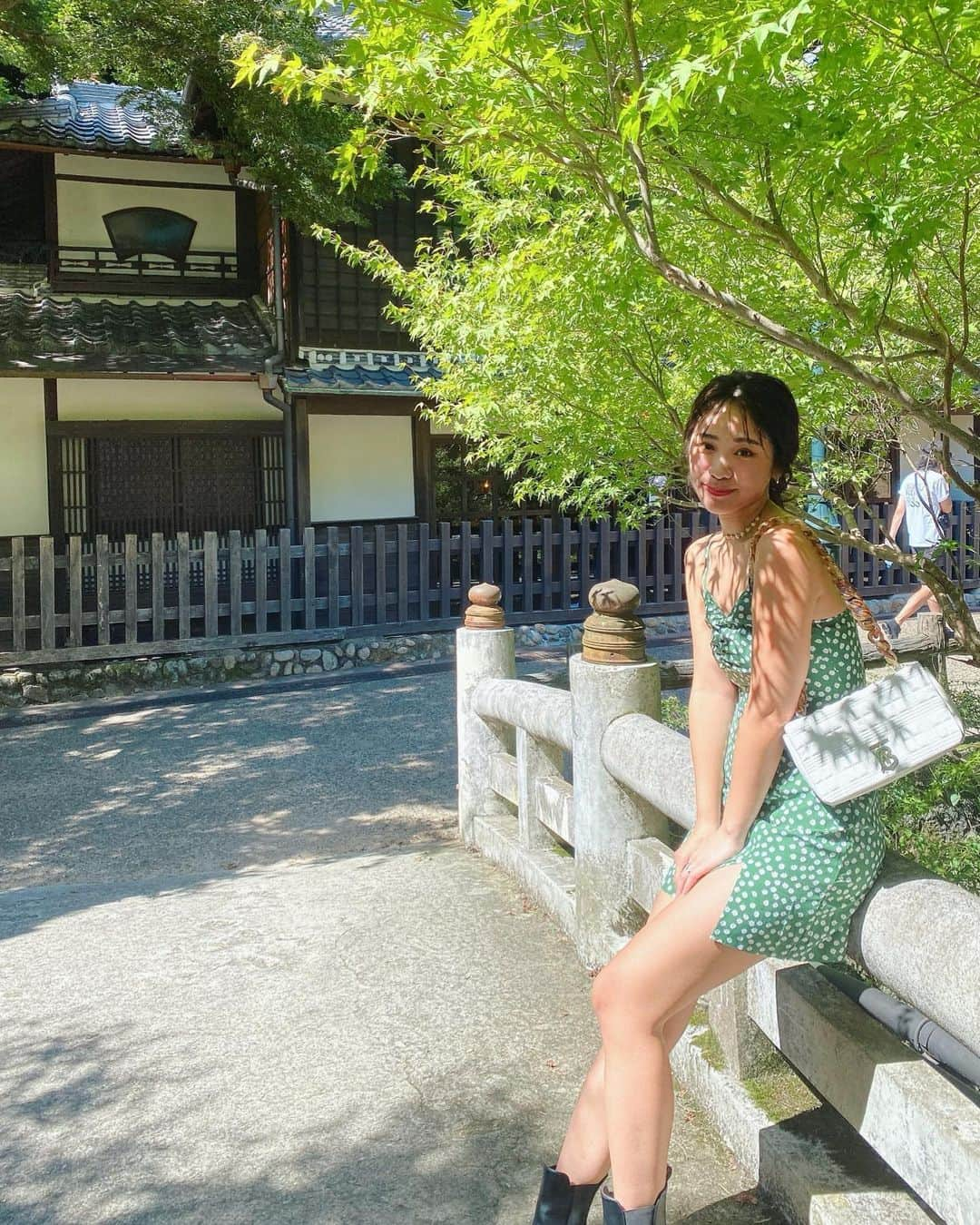 藤森マリナのインスタグラム：「お誕生日とその前の日🎂💚 ⠀ ⠀ ⠀ 1枚目は京都かと思いきや箕面🌿 ゆずりはランチ美味しすぎた🤍 まだ他にも行きたいお店たくさん見つけた👀✍️  ⠀ ⠀ ⠀ ヘアカラー・カット・トリートメント ▶︎ @shodai_sunc  📍梅田(茶屋町) とにかくセンスが良くて丁寧 カラーもニュアンスで汲み取ってくれるし 顔まわりカット上手いし 仕上げの巻きもかわいい🎀 こちらの要望ちゃんと聞いてくれる◎ カリスマだからってこっちの言うこと聞いてた？ って人いるじゃん？🤫ww あと立地がいい☺️ ⠀ ⠀ ⠀ ハーブピーリング&HIFU ▶︎ @alu_osaka__  📍難波 まだ新しいのに超人気店なのは 本当に全スタッフさんの知識と実力ゆえ 同じトリートメントでも技術と愛情で 効果は変わってくると思う🫶🏻 ハイフとかまじで高いクリニックよりも 効果出てるんじゃないかな？  ⠀ ⠀ ⠀  ⠀ ⠀ ⠀  #sheinコーデ#shein購入品#まりなはんコーデ#箕面#箕面ランチ#箕面グルメ#箕面公園#みのお#ゆずりは#ゆずりはランチ#ましか#食ましか#mashika#肥後橋グルメ #靱公園グルメ#ヘアカラー#ハイフ#ハーブピーリング#burberry#バーバリー#ローラバッグ#alu式ハイフ#ハーブピーリング大阪#梅田美容室」