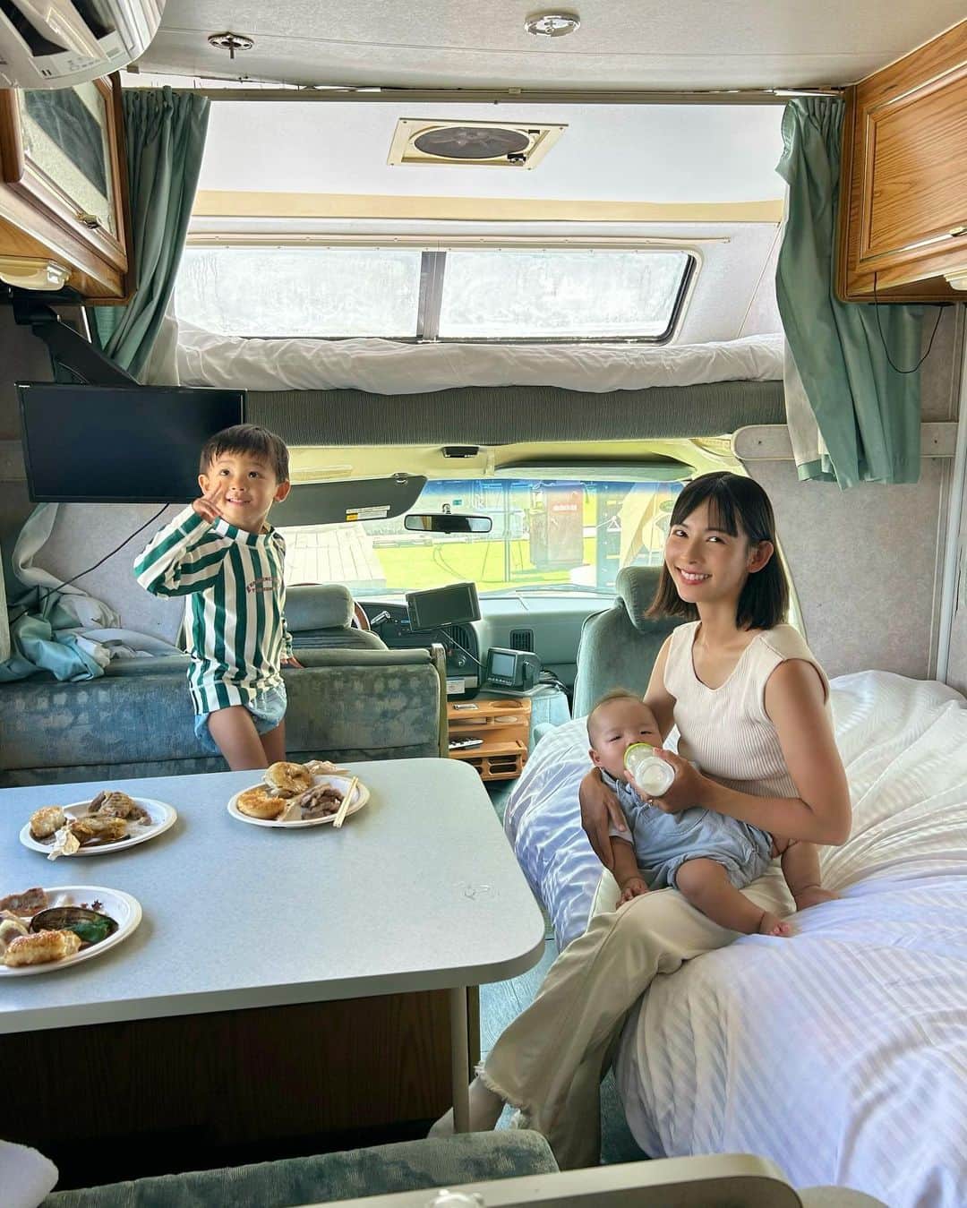 阪本智子のインスタグラム：「🚌♡  キャンピングカーが 欲しくなった😂🩷  プライベートプールも最高だったね！  #キャンピングカー #関西キャンプ #子連れお出かけ #2歳差育児 #阪本智子」