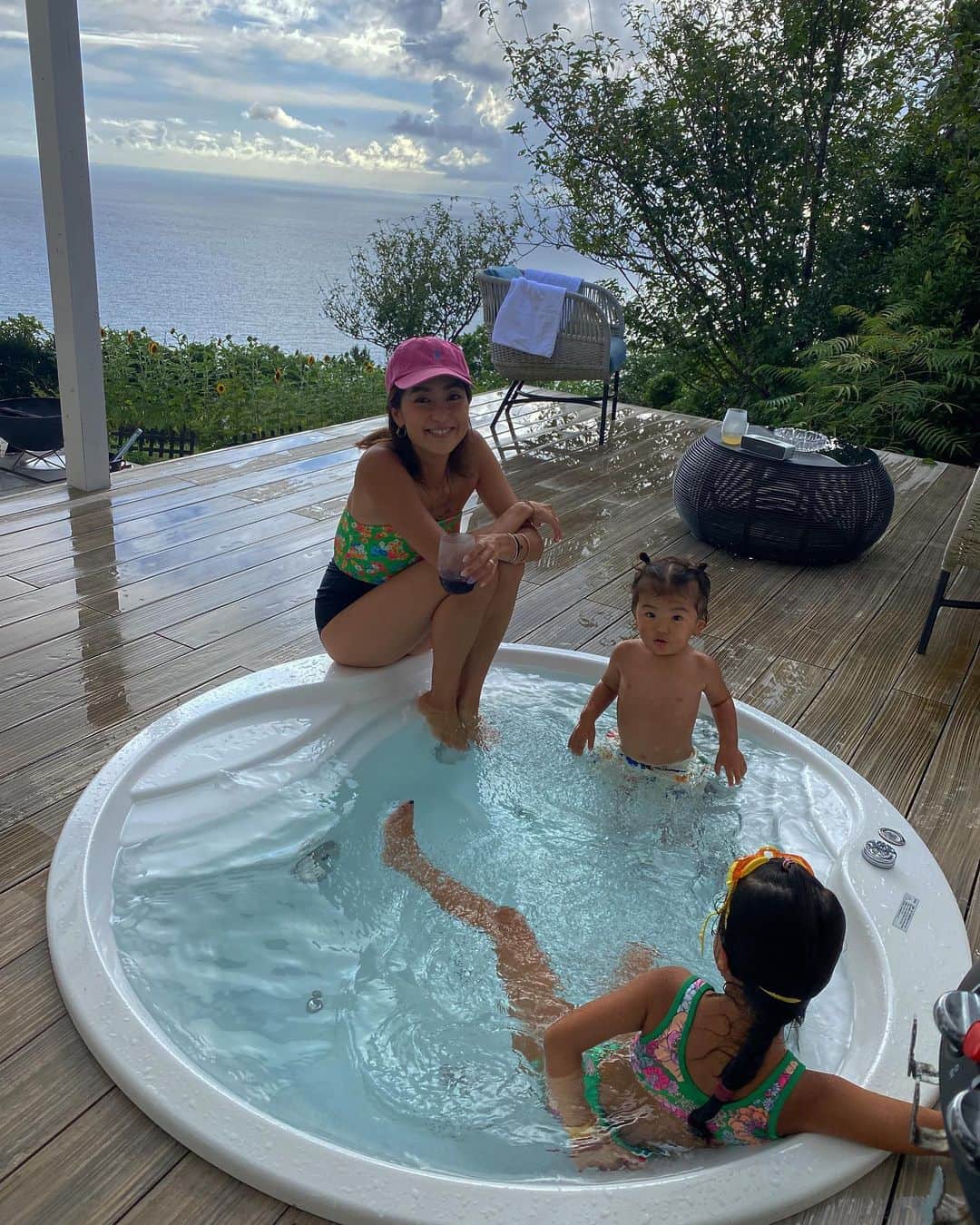 堀舞紀のインスタグラム：「🌻🌻🌻  夏休みの最後、 前日に全部予約して 無理矢理旅行決行😂←我が家ポ。  今回は 義母さんも一緒に 久々の集合でした🌼  絶景のテラスがある部屋🏡。 こーゆー時は 外でご飯作るの楽し🌞🍅🥒...  子供にも大人にも 良い所だった🫶🏾💕  こーゆう宿を探すの 至難の業だよね🙄。。  海も近くて 海遊びがしたい私達にとったら 100点🙆🏽‍♀️だった✔︎。  #僕らの夏休み2023 #家族旅行 #子育て記録 #子連れ旅行 #japantravel」