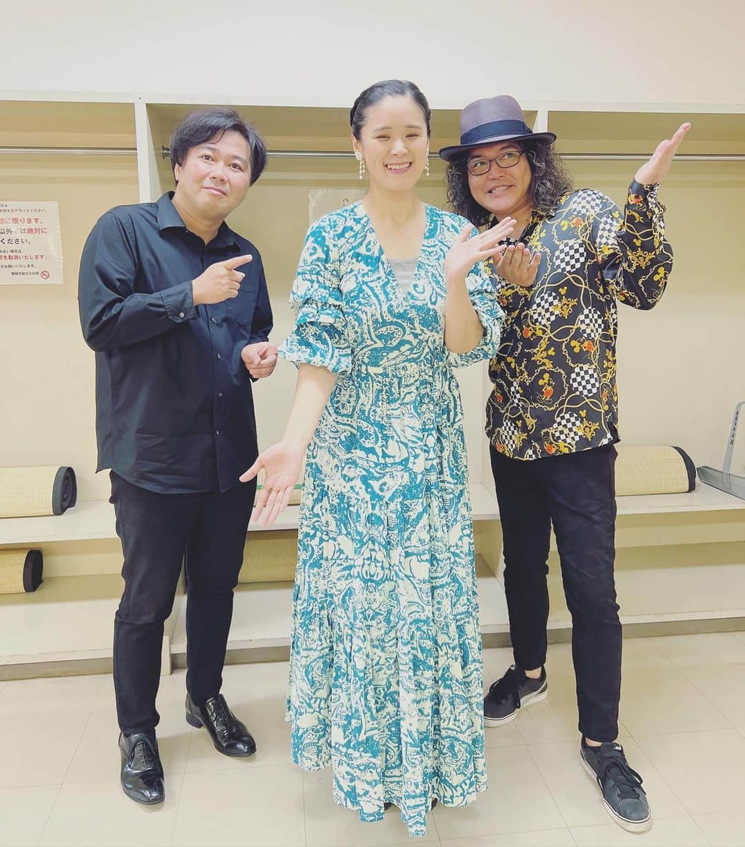 手嶌葵のインスタグラム：「2023年8月26日、静岡市民文化会館公演に遊びに来て下さった皆さま☺︎ありがとうございました。  そうだ！今回の初めて『さわやか』のハンバーグを食べたの！コンサートの中で喋るの忘れてしまった・・美味しかった！また食べに来ますね〜！  と心の中で思いながら、ミュージシャンの皆さんとニッコリ。  -Aoi🌹  #ハンバーグ #手嶌葵 #手嶌葵ライブ  #さわやかハンバーグ」
