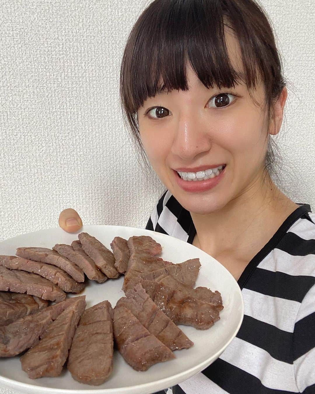 鈴木柚里絵のインスタグラム：「牛タンを食べました！ 仙台の昆布締め牛タン専門店味重さん。 私の知っている牛タンよりも遥かに味が濃くて美味しい！ こんなにたっぷり牛タン食べたのも初めて！ 冷凍で届いて調理もとっても簡単でした。 東北の高速SAでも今後販売される予定らしいです。 先月東北旅行を楽しんだばかりだけど、また東北行きたいな。 東北がもっと好きになる味でした。 ストーリーに通販のURLも貼ったので是非見てみてください〜 PR @gyuutanmijyuu #味重 #牛タン専門店 #昆布締め #仙台牛タン #通販グルメ」