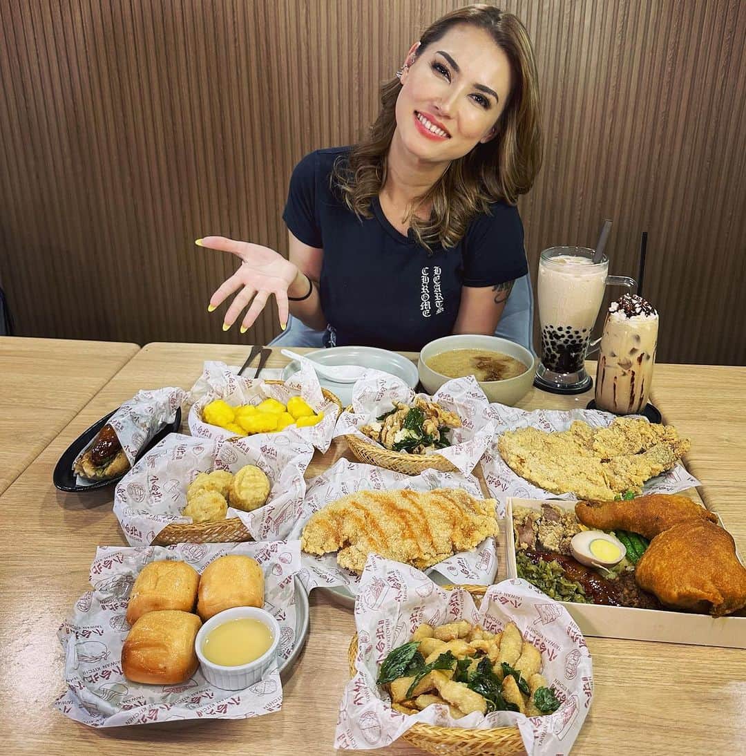 小澤マリアさんのインスタグラム写真 - (小澤マリアInstagram)「Thank you so much @taiwan_kitchen  for having us !! Can’t wait for our YouTube collab to be uploaded soon! And I’m so happy that my YouTube channel hit 250k subscribers!!!  Thank you so much for all the love and support !!! I would have not made it this far w/o my fans had supporters from all over the world🌎   #youtube #youtubechannel #pr #mariaozawa #taiwan #taiwanfood #taiwankitchen #youtubecollab #philippines #250k #celebration #makati #influencer #model #フィリピン #フィリピン移住 #マニラ生活 #台湾キッチン #コラボ #モデル #インフルエンサー #ビジネスマン #小澤マリア」8月27日 14時32分 - maria.ozawa0108