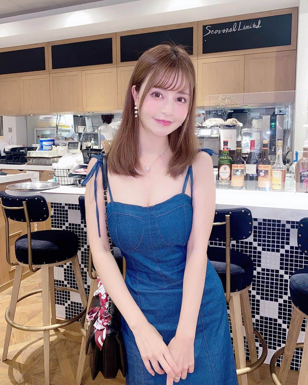 一ノ瀬まりなさんのインスタグラム写真 - (一ノ瀬まりなInstagram)「💙🤍💙🤍💙  トレンドのデニムワンピ着てみた💙 @ciel_official.jp   肩紐リボン調節できたよ🎀 ほどよいスリットがあって丈は長すぎないので低身長さんにもおすすめ✨  カーディガン合わせても可愛いと思う🤍✨  165cm/FREEsize  #デニムワンピ #ワンピースコーデ #夏ワンピ #肩紐リボン #肩紐リボンワンピース #ciel」8月27日 14時33分 - yuyuyu_marina