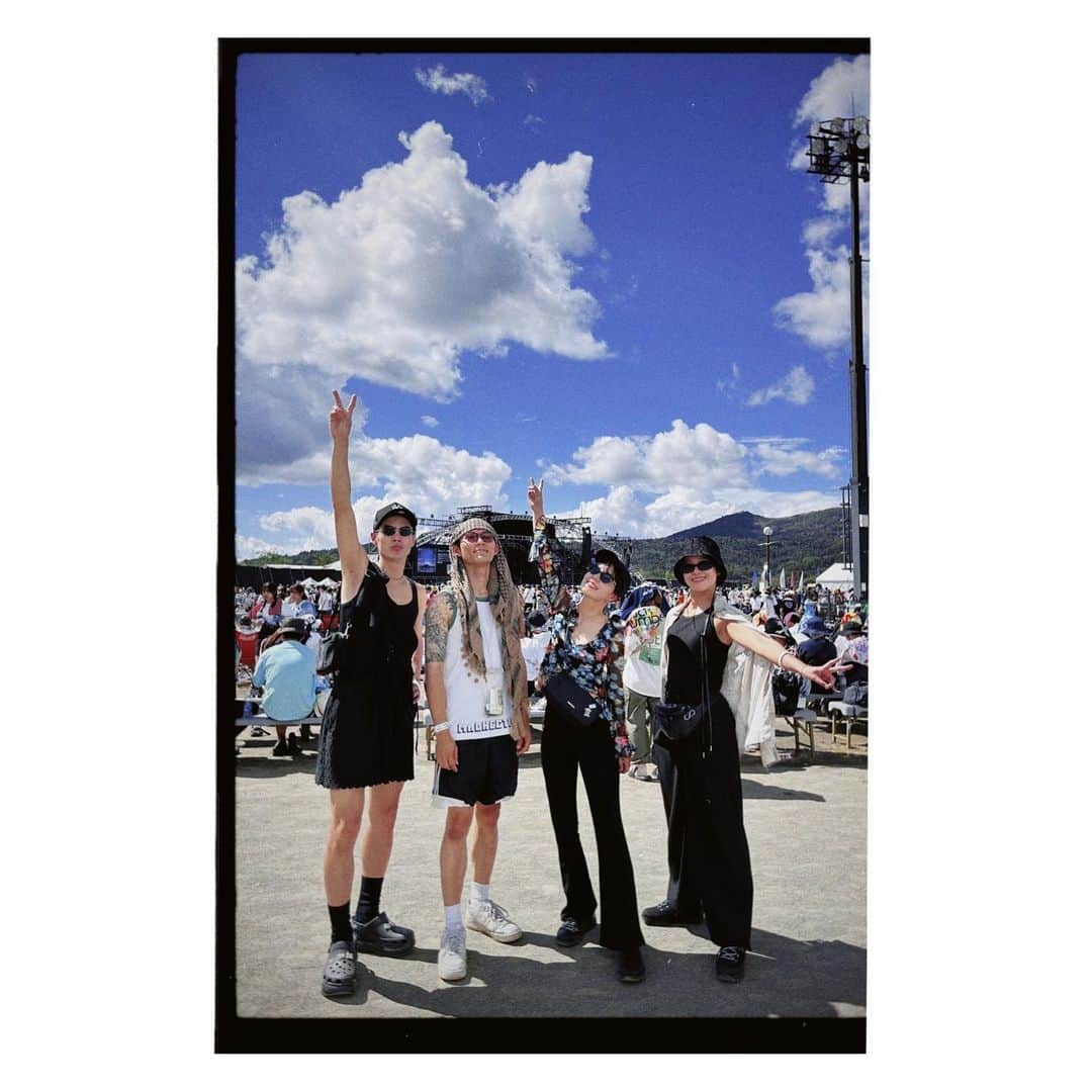 岩崎拓馬のインスタグラム：「🎪🎪🎪🎪 . . @spaceshower_sweetloveshower   人生初のフェスへ🥺🩷 天気よくて最高だぁぁぁぁ🫶 . . #ラブシャ2023 #sweatloveshower #happytime」