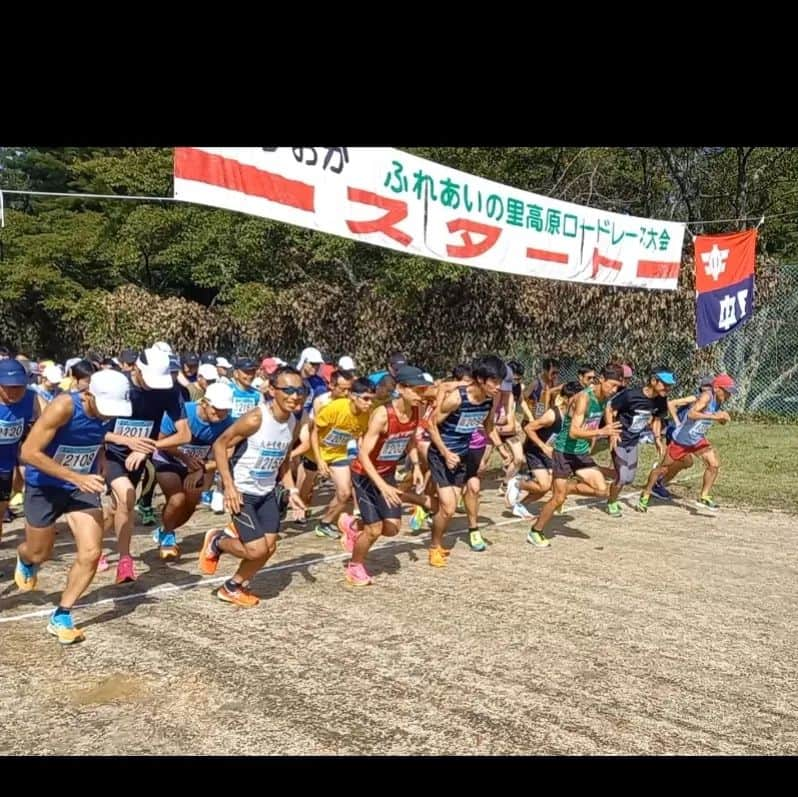 宇野けんたろうのインスタグラム：「長野県下伊那郡  泰阜村(やすおかむら)  「ふれあいの里.高原ロードレース大会」  ゲストランナーで10km走ってきました！！  四年ぶりの開催なので  ガンガン声を出して  開会式から閉会式まで  とばしました。  5km下って  5km登る  頭のおかしくなるコースですが  走り応えがあるので  ランナーはやみつきになると言ってます！  ゴールしてからの  やすおか村の野菜はうまくて  体に染み渡ります。ありがとう！！  夏の締めくくりに  ランナーの皆さんいかがでしょうか。  今日はあえて朝練習は山道10km走ってから  レースに臨みました。  また来年も走りたいね！！  #壽屋 #コトブキヤ #イトイエックス #Buff #泰阜村 #マラソン #ランニング #ランニングすきな人と繋がりたい」