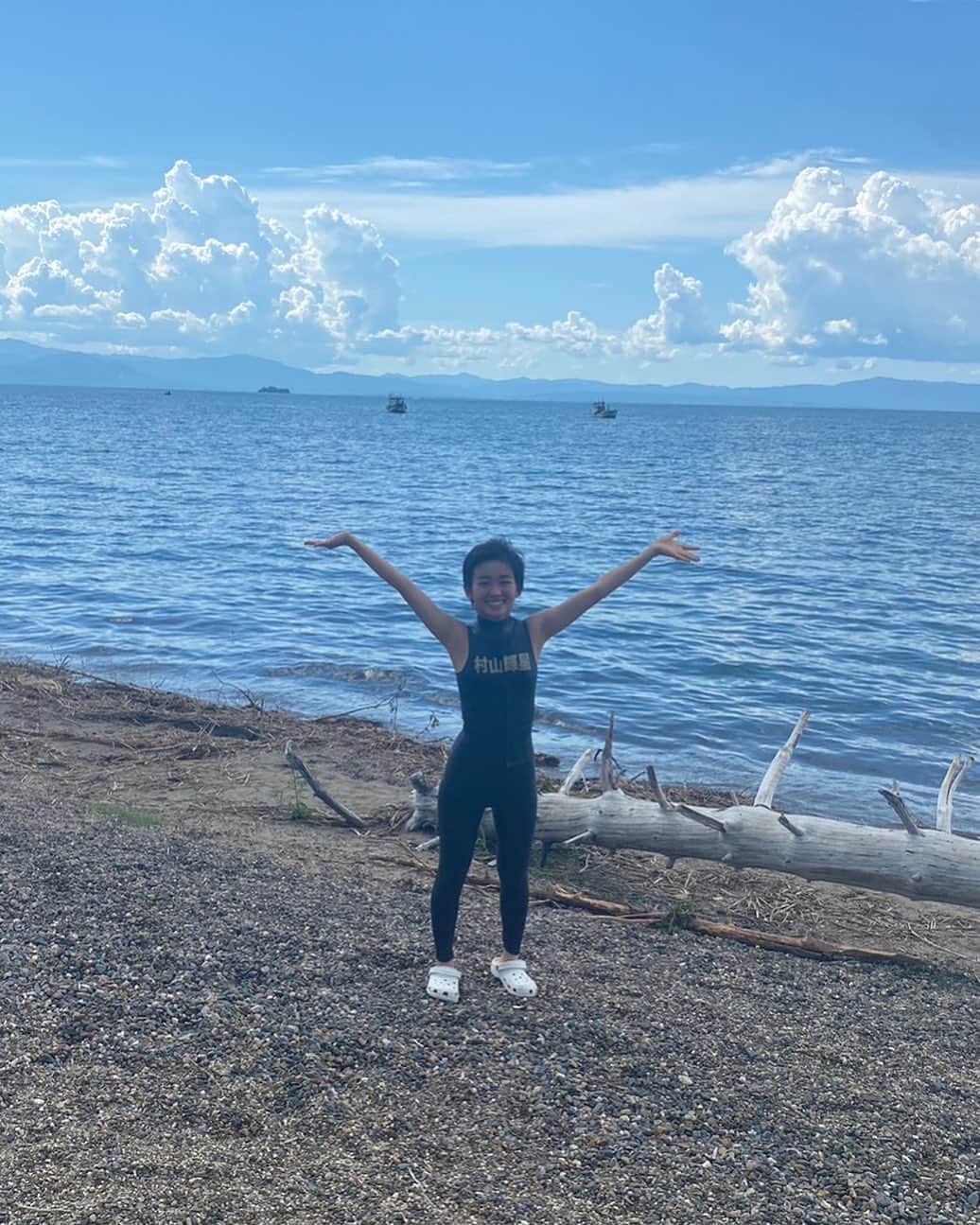 のインスタグラム：「🏊‍♀️ 無事完泳 🏊‍♀️  きらりが特別入部したイッテQ！遠泳部の 琵琶湖横断6時間チャレンジが、先程終了しました🏊‍♀️  無事時間内に完泳！ 現場から写真が届きました📬*.+ﾟ  たくさんの応援コメント 本当にありがとうございました！！！  #村山輝星 #劇団東俳 #Tプロジェクト #24時間テレビ #イッテQ！ #遠泳 #琵琶湖 #つながる24時間テレビ #なにわ24」
