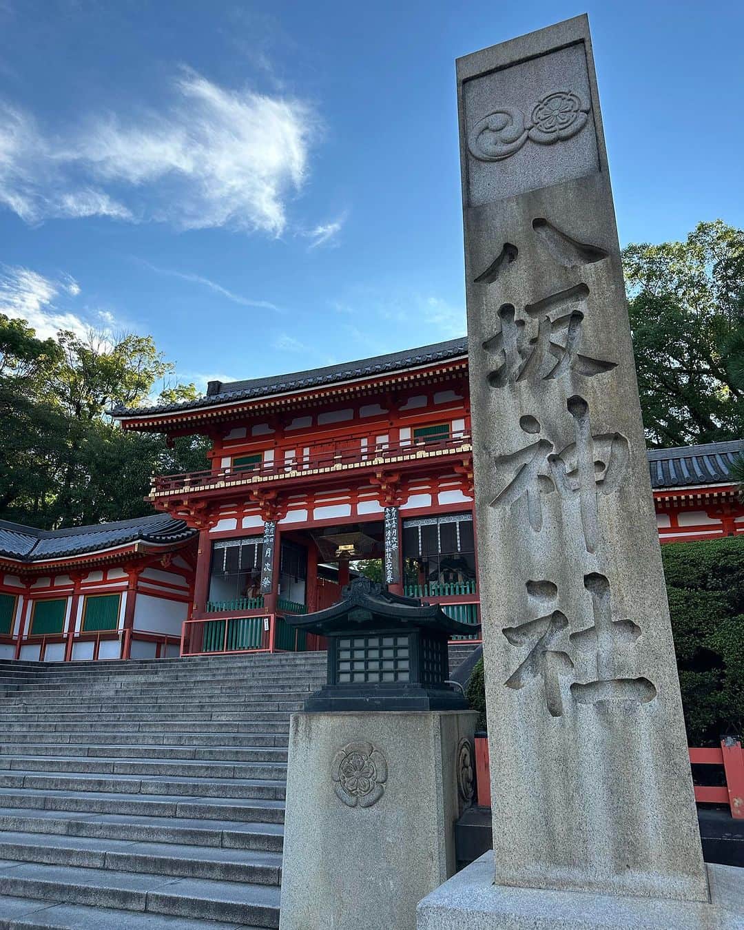 のインスタグラム：「【八坂神社⛩️】  夏の八坂神社⛩️ 今夏もこれて嬉しい✨  朝6時過ぎに行ったから、ほとんど誰も居なくて厳かでした🫶  2023.8.27  #八坂神社 #京都 #京都旅 #神社巡り #神社仏閣」
