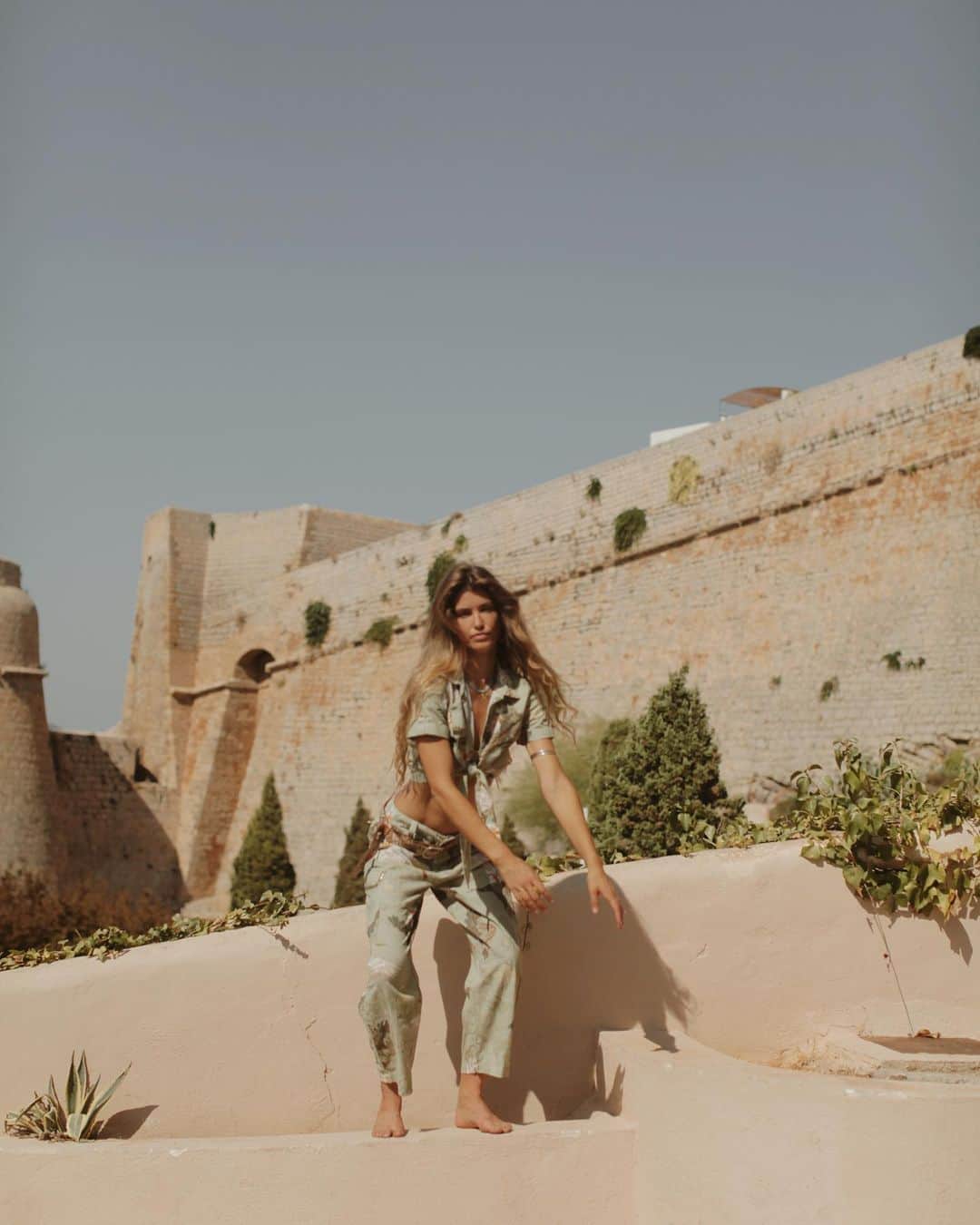 エイミー・ウィラートンのインスタグラム：「The Human Zoo 🏝️  Unlearning the need to Perform  To instead Embody what I am today.  #daltvila @zleurope」