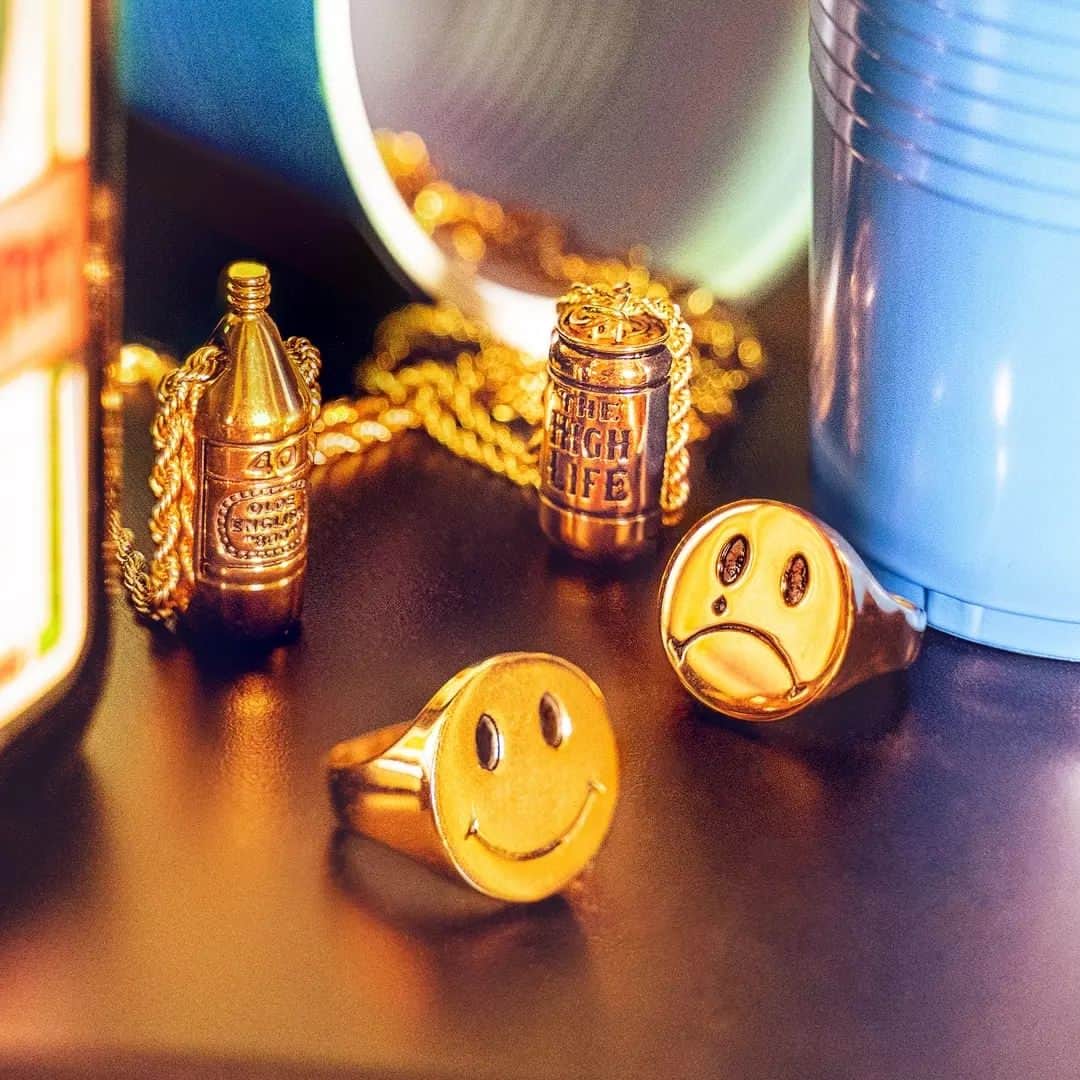 のインスタグラム：「Don't cry, our BOGO sale isn't over yet! Can you spot the two pieces in this photo that are on sale NOW?! 👀 . . . #instashop #instagood #BOGOSale #JewelrySale #LimitedTimeOffer」