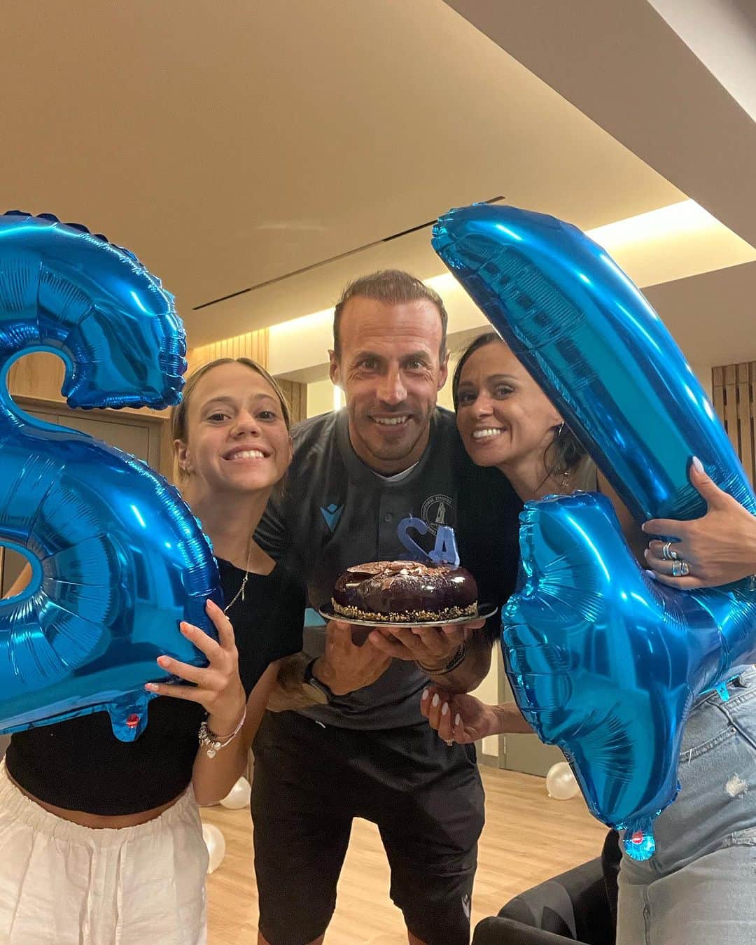 バンゲリス・モラスのインスタグラム：「Σας ευχαριστώ όλους για τις ευχές σας μέσα από την καρδιά μου . Εγώ με την σειρά μου θα σας ευχηθώ υγεία , ευτυχία και πάντα να χαμογελάτε !!! Happy 42 🤩🤩  #42 #happybirthday #myfamily #smile」