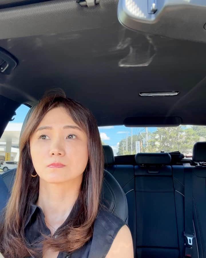 胃腸良子のインスタグラム：「運転🚗  スマホ見ることができない運転タイムは、 頭の中をリセットするリラックスタイム。 病院への行き来は車使ってます。  普段、滅多に聞かないラジオも新鮮。 しかし、あっついネー💦  #車好き #運転 #ドライブ #移動は電車が多い #車 #仕事」
