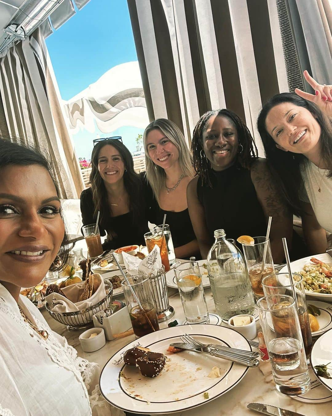 ミンディ・カリングのインスタグラム：「Kaling Int + friends lunch! ❤️」