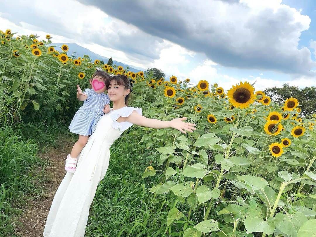 鈴木理沙のインスタグラム：「ひまわり畑〜🌻🌻🌻  #夏 #ひまわり #初めての #ひまわり畑 #娘はひまわりも蝶々も初めて見ました #長男は爆睡中 #出掛けるとだいたい寝てるから残念😅 #この直後に後ろの大きな怪しい雲から大雨 #濡れずに危機一髪 #でも帰ったら洗濯物はびしょびしょでもう一度洗い直しでした😭」