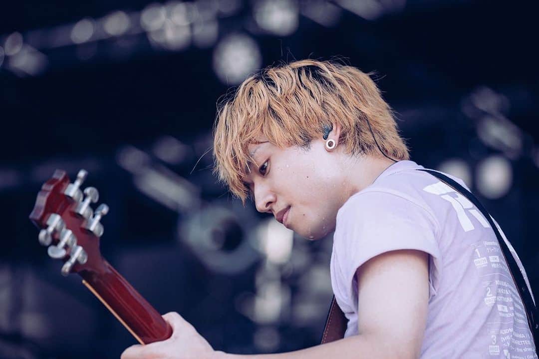 石原慎也のインスタグラム：「RUSHBALL2023  1番暑い時間帯でした。聴きに来てくれてありがとう。途中雨で中止になってしまったけど、どうか今年のラシュボも楽しかったと思い出せますように。  photo by日吉"JP"純平 @junpeihiyoshi」