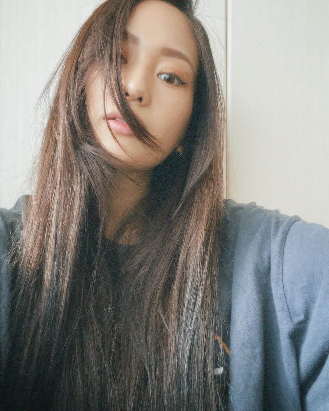高橋菜生のインスタグラム：「. 多分今までで1番髪の毛長い (毛先まで写りきらなかった笑) そろそろ美容院行かなきゃな〜  おはようございます☀︎」