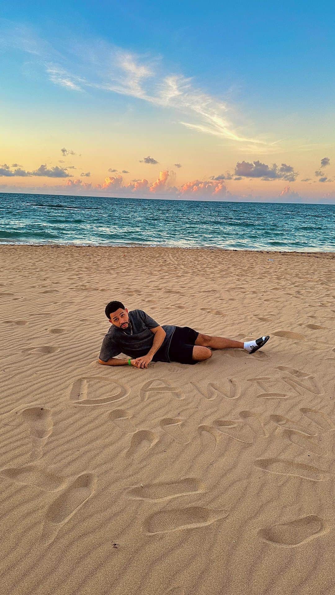 ダーウィンのインスタグラム：「Someone wrote my name in the sand 🏖️⛱️🏝️🌊☀️」