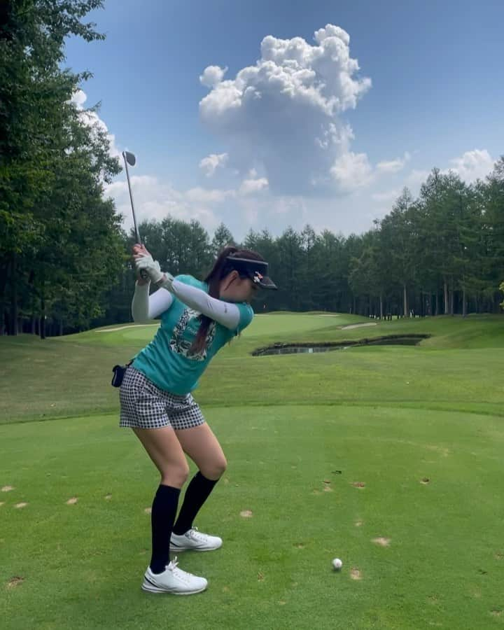 江原詩織のインスタグラム：「軽井沢ゴルフでしたお気に入りコーデ🏌️‍♀️🩵  👕 エリちゃんからもらった誕生日プレゼント  👖初心者の頃に一目惚れしたショートパンツ 🧦 @sockwell_jp の着厚ハイソックス  もともと同じタイプのハイソックスも持ってて、細見え効果が絶大なので気に入ってるんだけど、これは足のところが足袋になってるの💡(5枚目参照)  ラウンド中は忘れちゃうくらい違和感は全くなく、相変わらず最高の履き心地でした☺️◎  #sockwell2023aw  #sockwell #ソックウェル #着圧ソック #メリノウール #sockwell_PR #靴下コーデ #軽井沢旅行  #軽井沢ゴルフ  #草津温泉ゴルフ場  #ティーショット  #ゴルフ初心者 #ゴルフ部 #ゴルフ上手くなりたい #ゴルフ好きとつながりたい #golfswing #女子ゴルフ #ゴルフ女子 #ゴルフ男子 #ゴルファー #golfrange #golflife #golfer #golf #골프 #กอล์ฟ #高尔夫球 #golfstagram #instagolf」