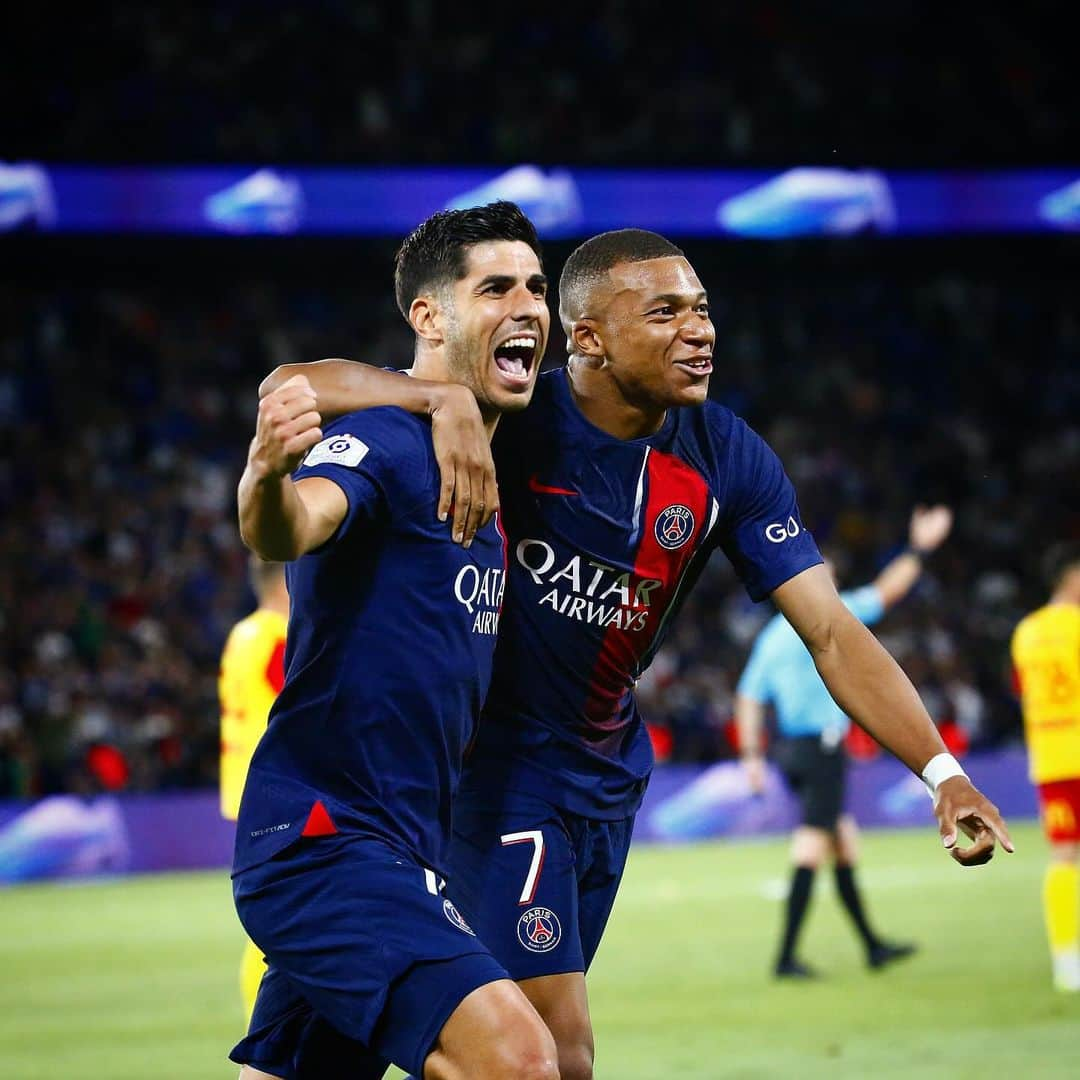 マルコ・アセンシオのインスタグラム：「First win, first goal. 😁⚽️ Ici c’est Paris 🔴🔵 @psg」