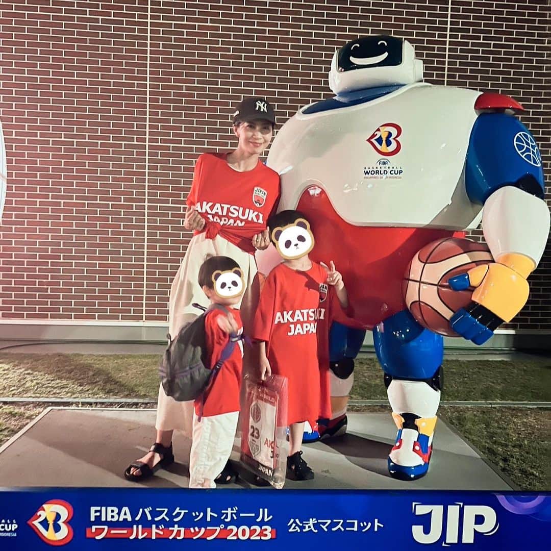 安田美沙子さんのインスタグラム写真 - (安田美沙子Instagram)「家族でワールドカップを見に、沖縄へ✈️  この日をずっとずっと楽しみにしてました。  早く見たいけど、終わって欲しくない。  そんな気持ち。  夜だったけど、アドレナリンでギラギラしながら。。  一瞬一瞬を目に焼き付けました。  日本vsドイツ、激しくて気持ちをひとつにして、家族で声出して。  長男の試合を見つめる瞳が愛おしくて。。  沖縄の地で素晴らしいものを見せてもらったね🏀  今夜はテレビの前で応援だ！！  #ワールドカップ #basketball  #fiba」8月27日 7時22分 - yasuda_misako