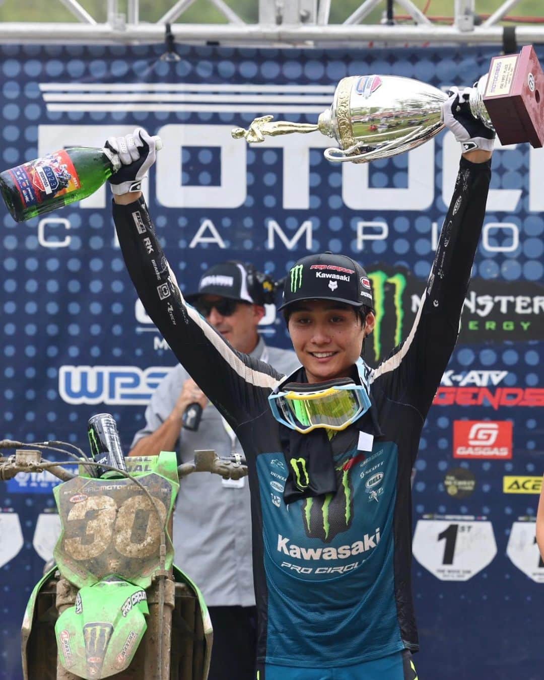 モンスターエナジーさんのインスタグラム写真 - (モンスターエナジーInstagram)「@JoShimoda WINS AT IRONMAN 👏 @ProMotocross   #MonsterEnergy #ProMotocross #SuperMotocross #IronMan」8月27日 7時25分 - monsterenergy