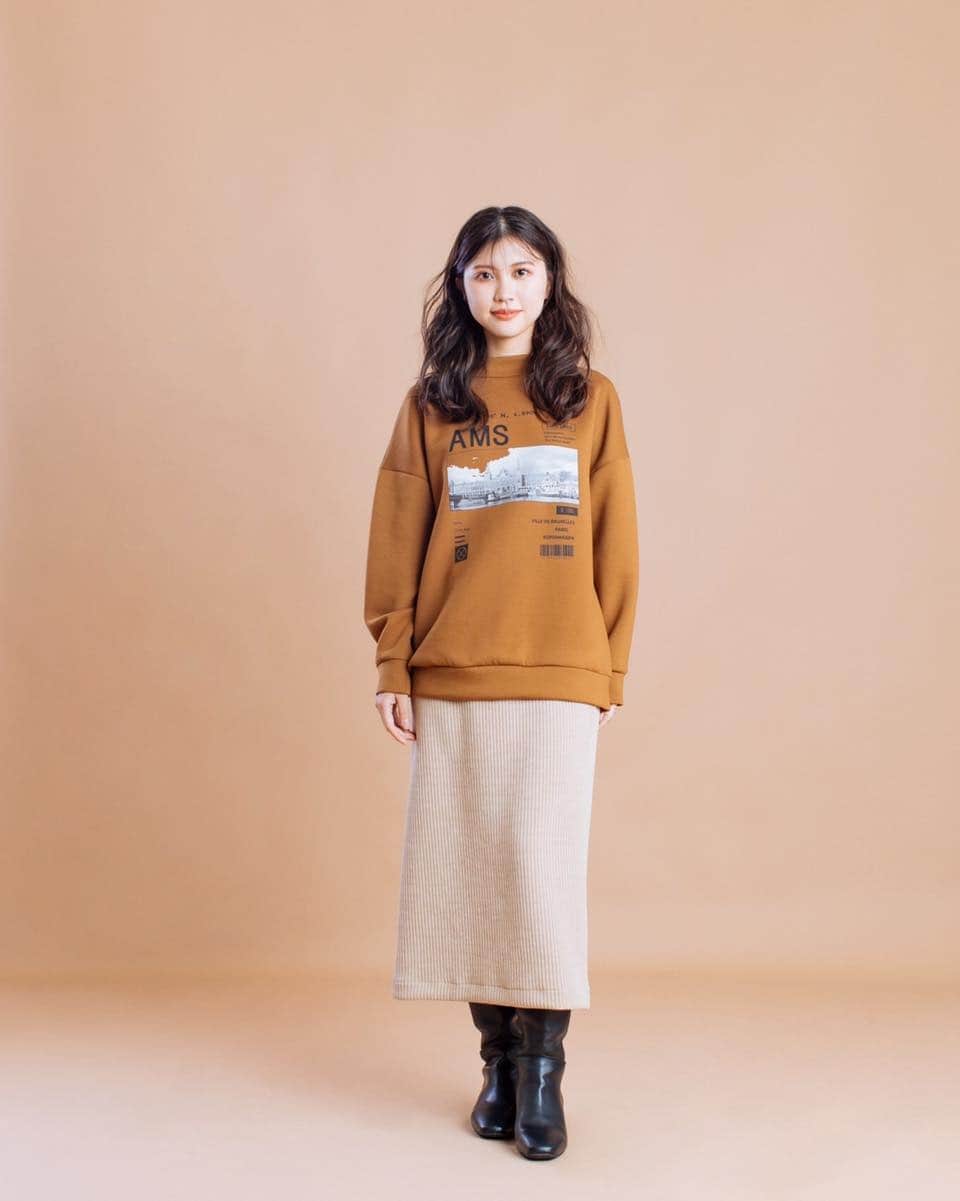 M2companyのインスタグラム：「《pareatsu》  なめらかな手触りのプルオーバー。  シンプルなフォルムに フォトプリントをフロントに施して アクセントにしました。  同素材のテーパードパンツと セットアップにしても……✨  【BASE】 https://pareatsu.base.ec  #pareatsu #パレアッツ #m2company #エムツーカンパニー #2023AW #新作秋物 #秋物 #スウェット #ロゴスウェット #プルオーバー #おしゃれさんと繋がりたい  #ciao_varano」