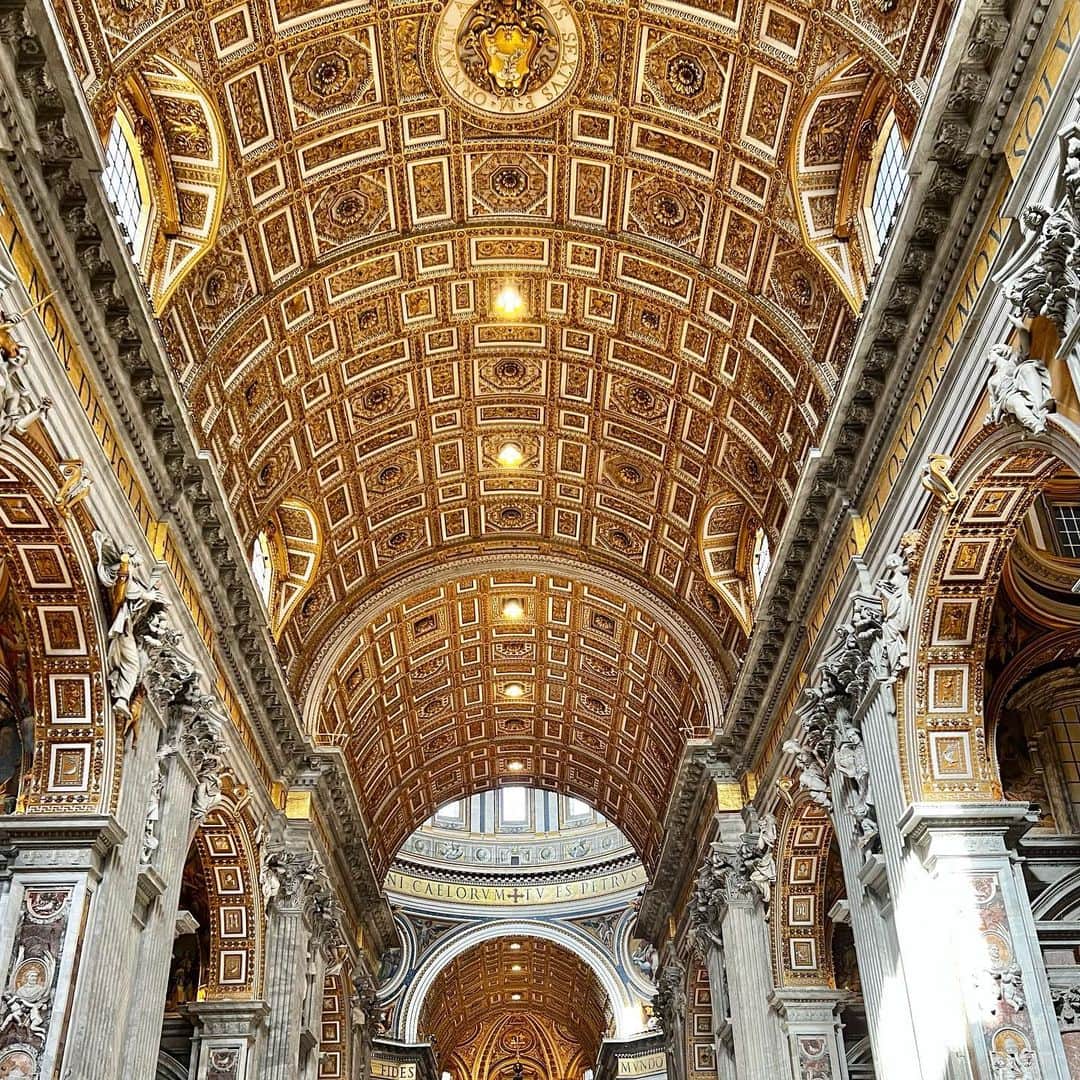 乙武洋匡さんのインスタグラム写真 - (乙武洋匡Instagram)「【#Vatican】旅の始まりは、Vaticanから。  前回訪れたのは6年前。でも、あんまり記憶がないのは何でだろう。20代に初めて訪れたときの衝撃があまりに大きかったからかな。むしろそのときの記憶は、はっきりと残っている。  残る記憶。残らない記憶。何が違うんだろうね。そして、今回の旅はどれくらい記憶に残るんだろう。  #VaticanCity #SanPietro #VaticanMuseum #Vaticano #ヴァチカン #ヴァチカン市国 #ヴァチカン美術館 #バチカン #バチカン市国 #バチカン美術館 #サンピエトロ大聖堂」8月27日 7時34分 - ototake_official