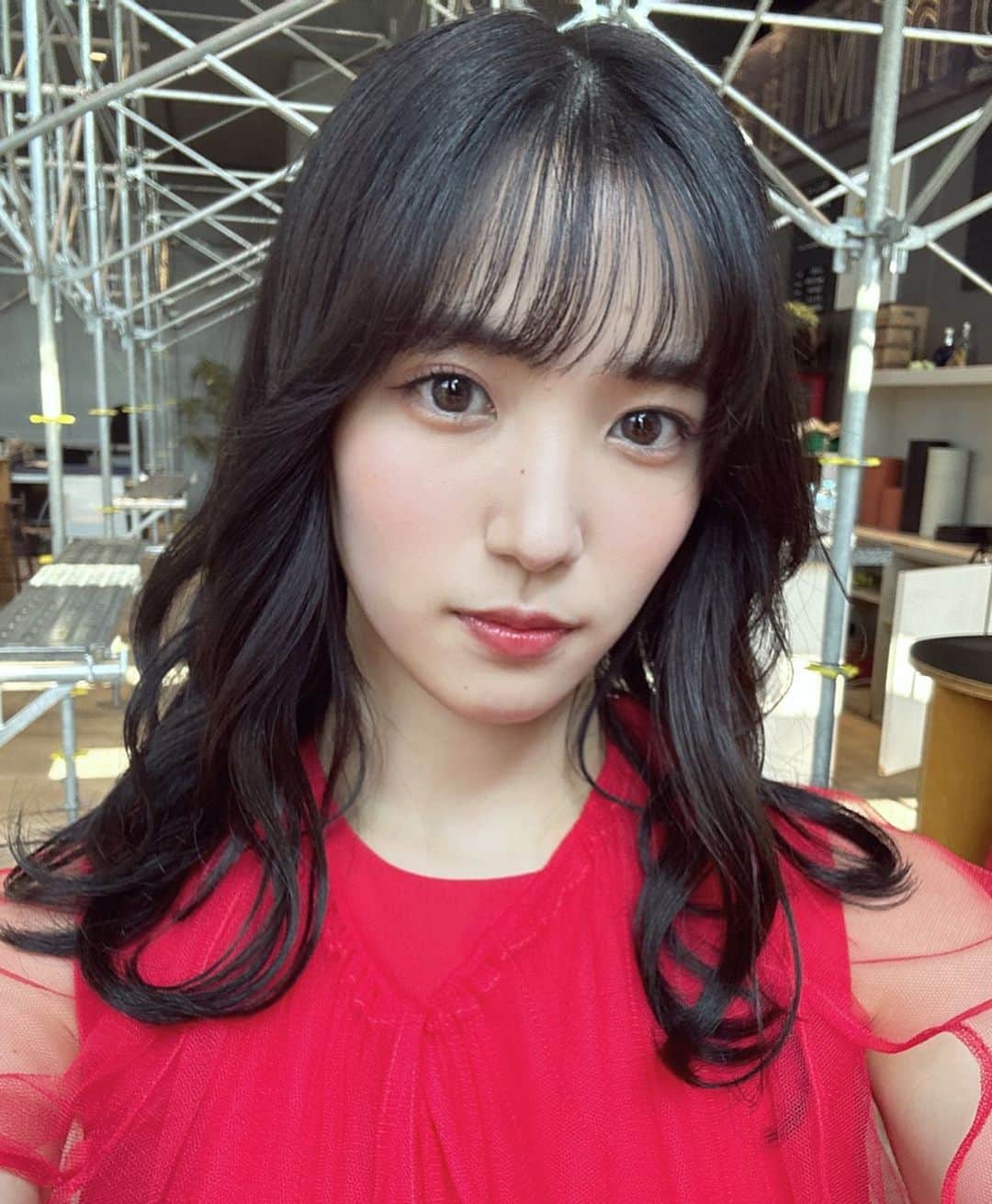 下尾みうのインスタグラム：「AKB48_62ndシングル 【#アイドルなんかじゃなかったら】 MVが公開になりました🌻  一人一人がヒロインのようなMVになってる気がします。 エモさとステージの演出もすごく好き🫣💗 素敵なMVに参加できて本当に嬉しいです。  ぜひ、見てね〜👍」