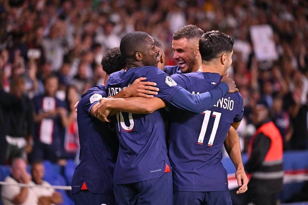 ウスマン・デンベレのインスタグラム：「Merci à tous pour le grand accueil au Parc des Princes… Premier succès ensemble, chez nous ! 🔴🔵 #AllezParis」